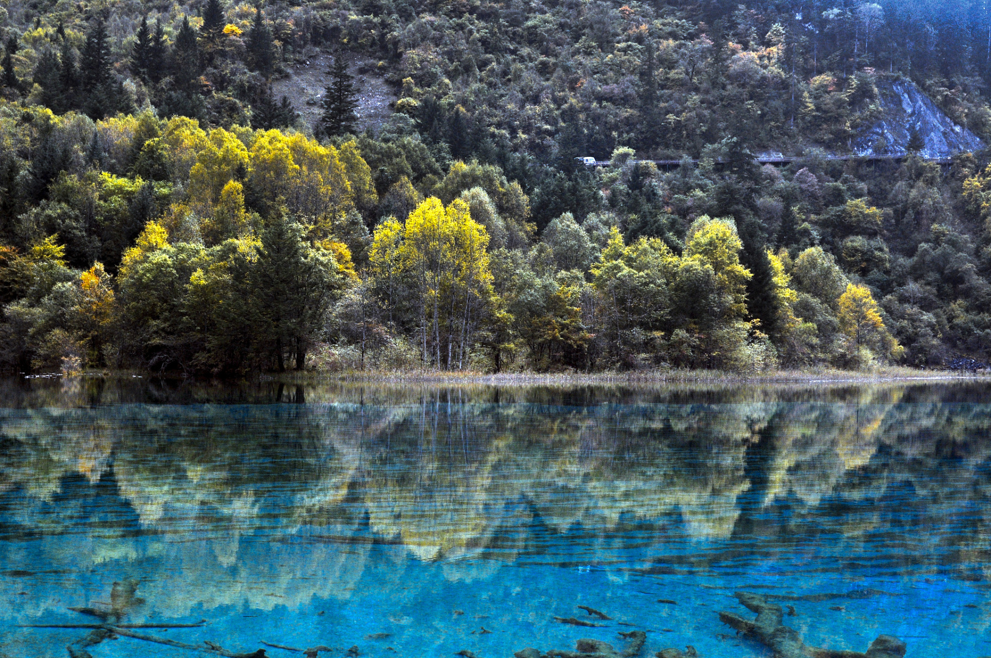九寨沟,位于四川省西北部岷山山脉南段的阿坝藏族羌族自治州九寨沟县