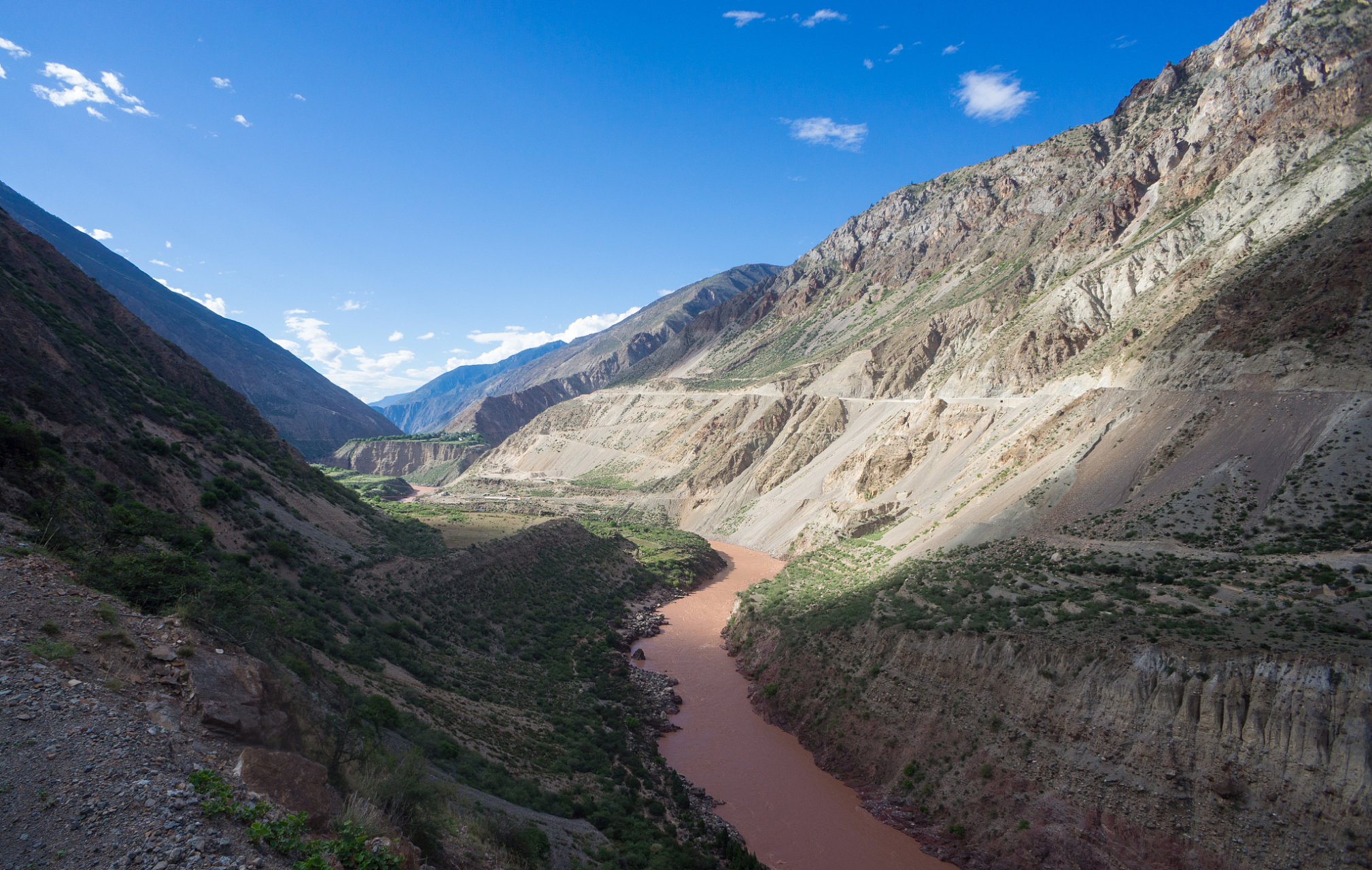 澜沧江梅里大峡谷,位于中国云南迪庆德钦县,中国最美大峡谷之一,中国