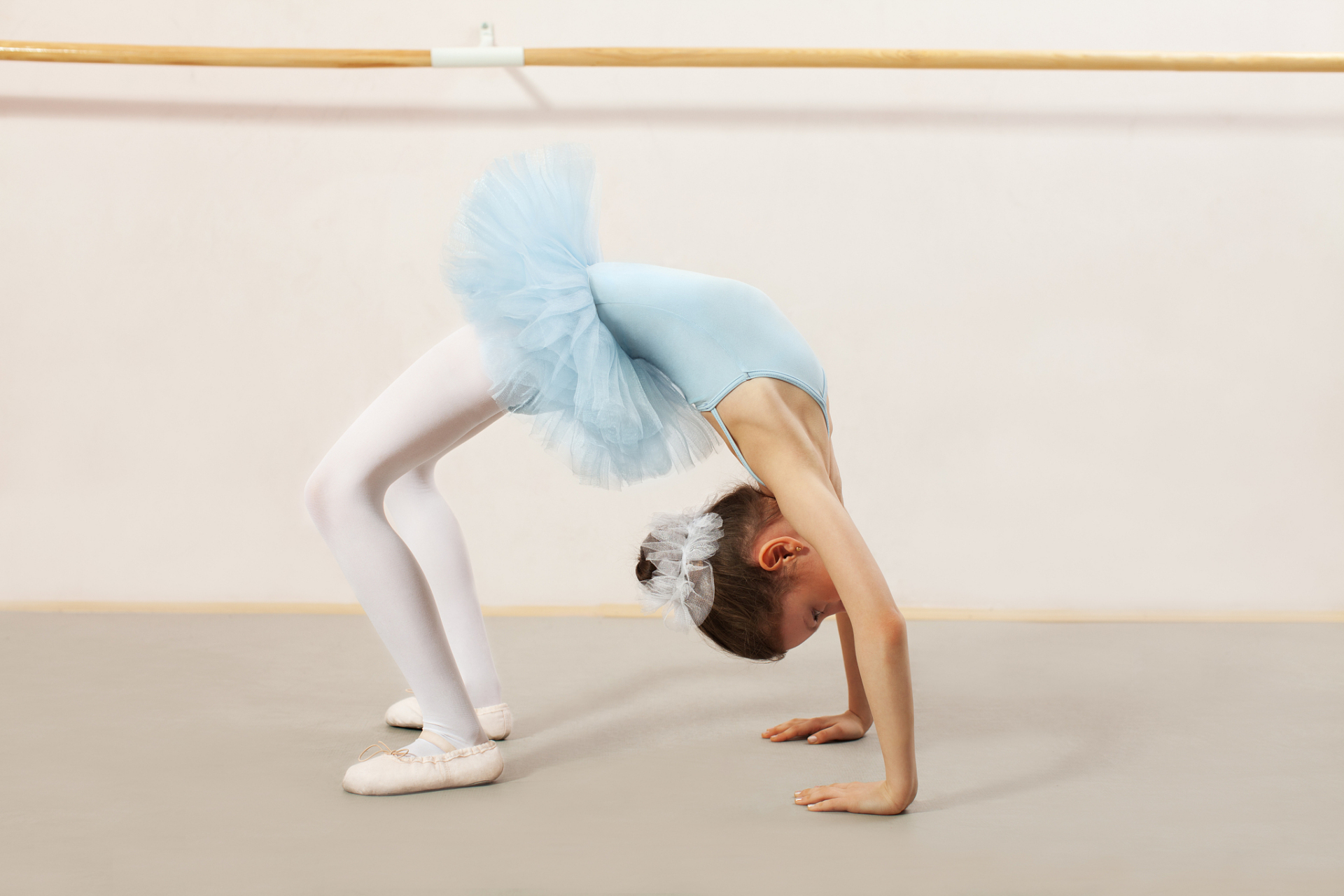 湖北武汉的一名小女孩5岁半时因为在舞蹈训练中做下腰动作时受伤