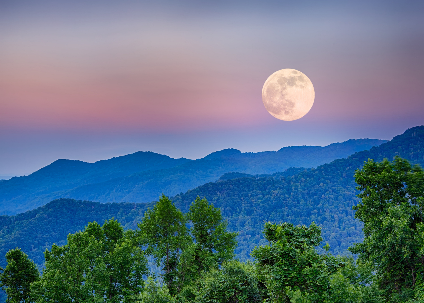 每日读诗词:《峨眉山月歌》 峨眉山月歌 [ 唐 ] 李白 峨眉山月半轮秋