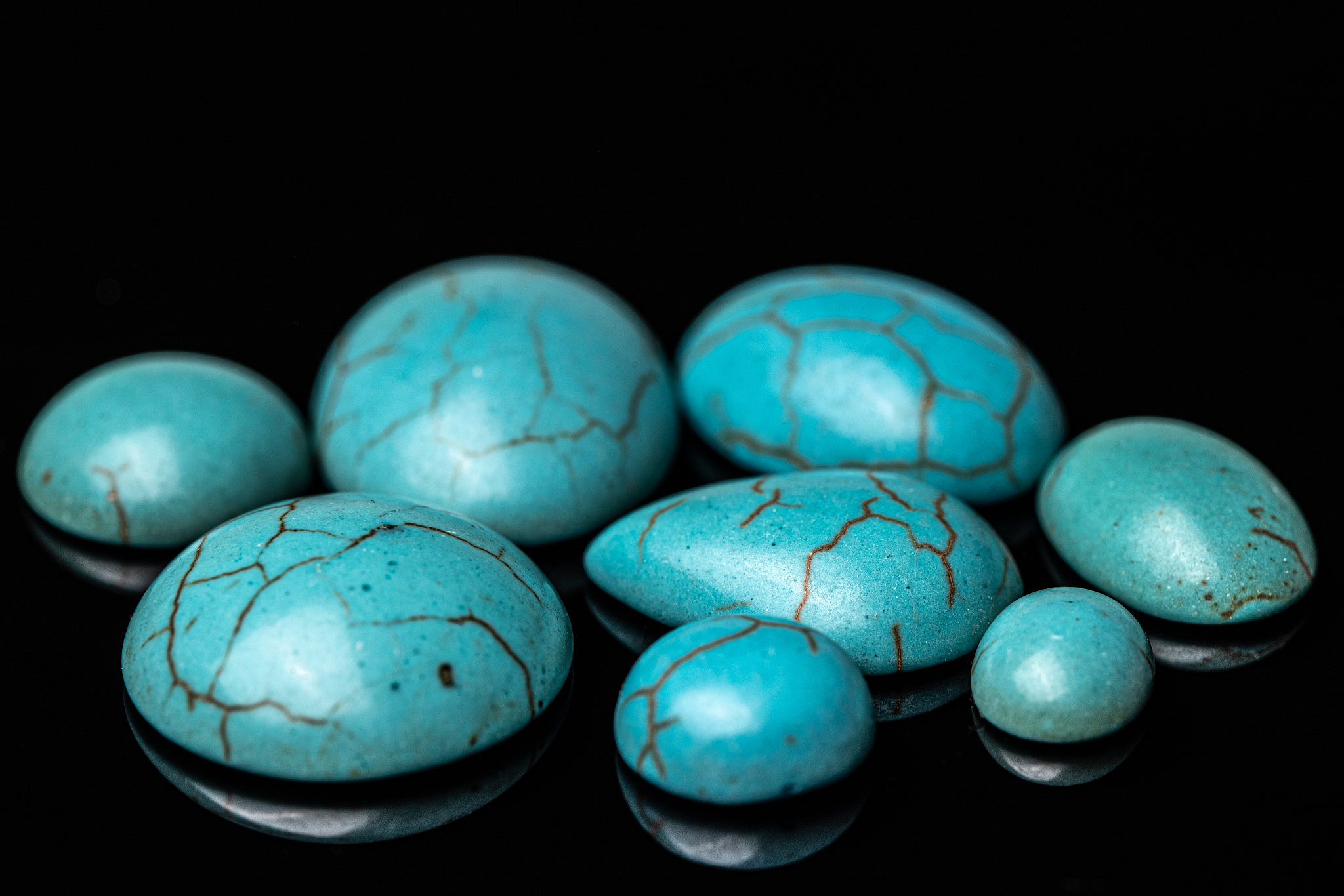 鉴别绿松石的简单方法包括观察色彩,纹理,硬度,吸水性和紫外线反应.