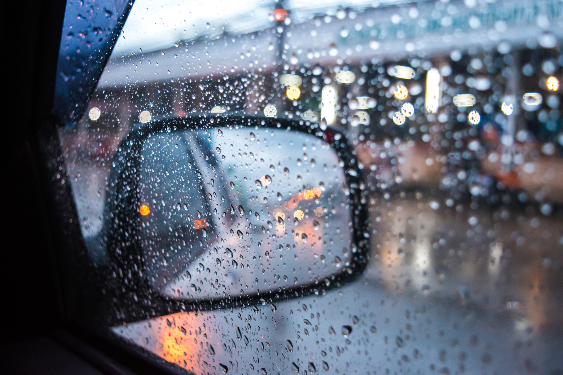 雨天车玻璃图片