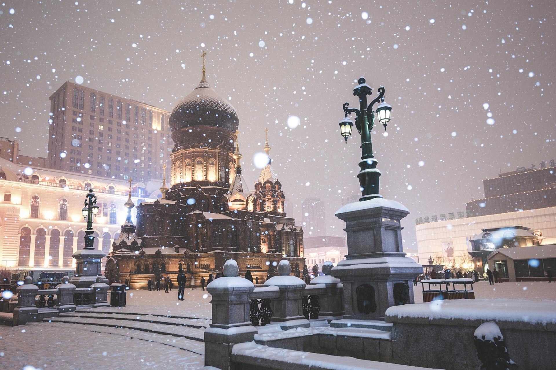 一场大雪让这座城市披上了洁白的银装,而在这片雪景中,索菲亚教堂的的