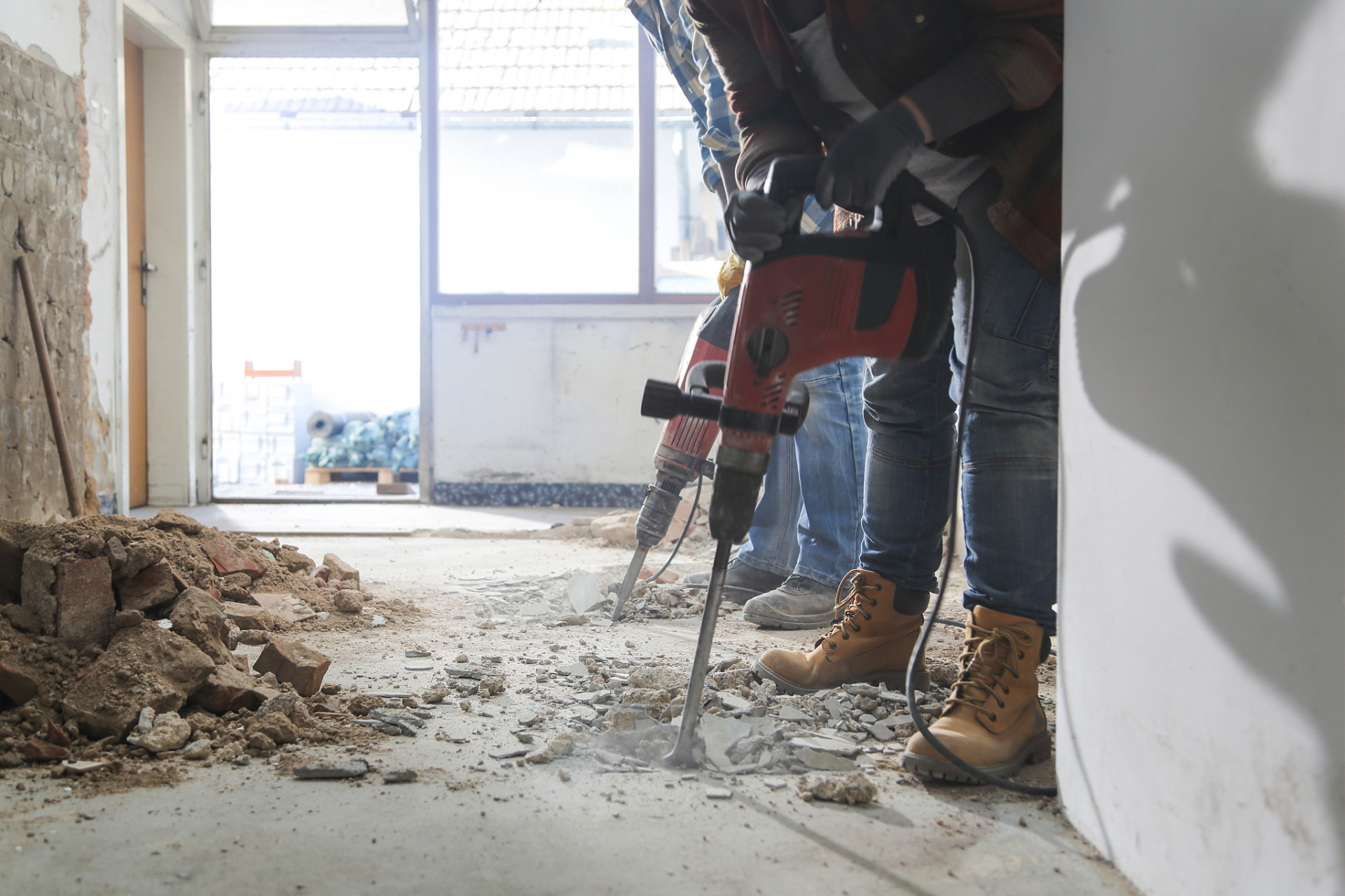 有一个砸墙工,我们至今难忘.