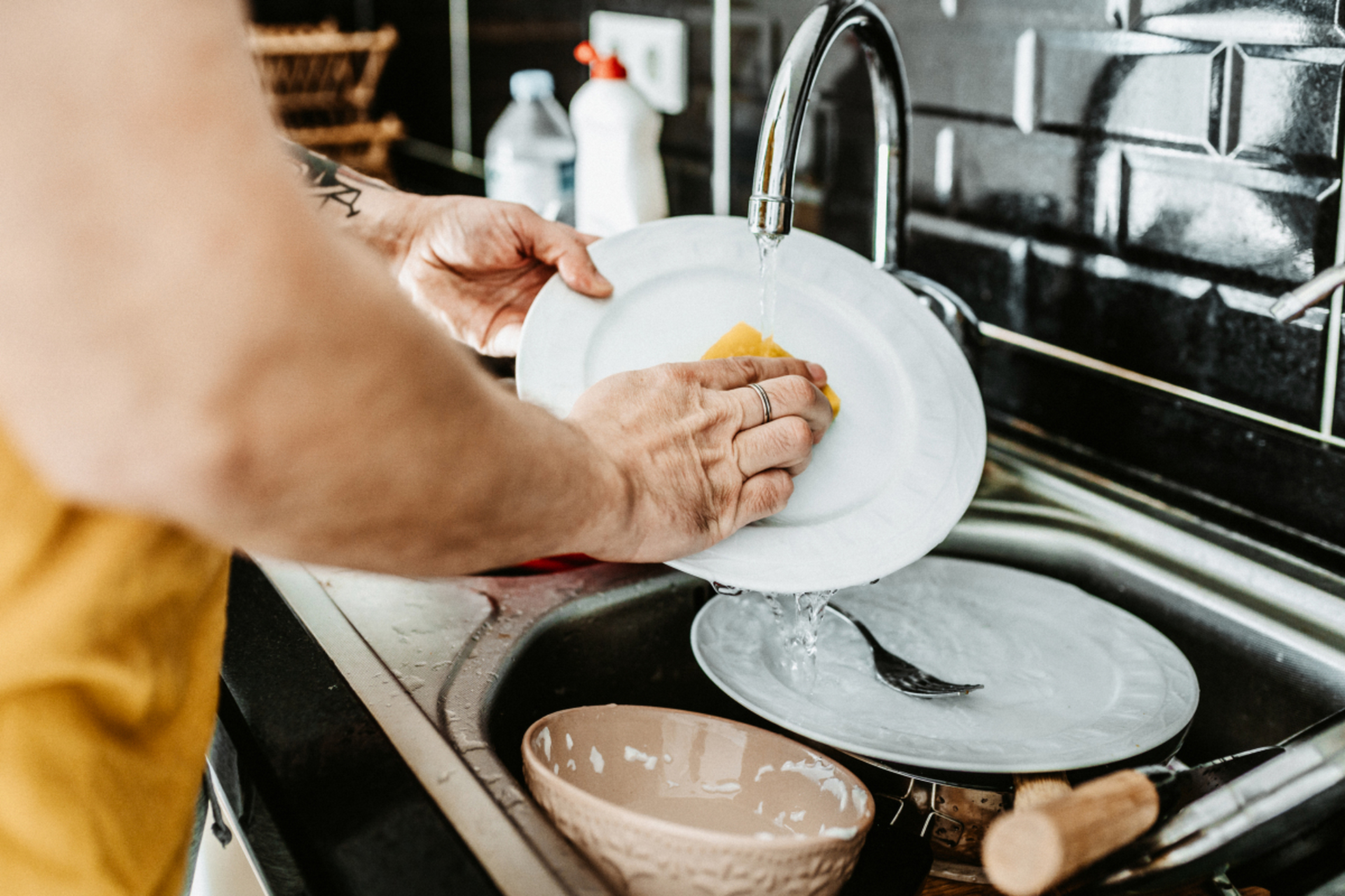 [微风]女朋友因为谁洗碗的事情生气,可能是因为她感到不公平或者觉得