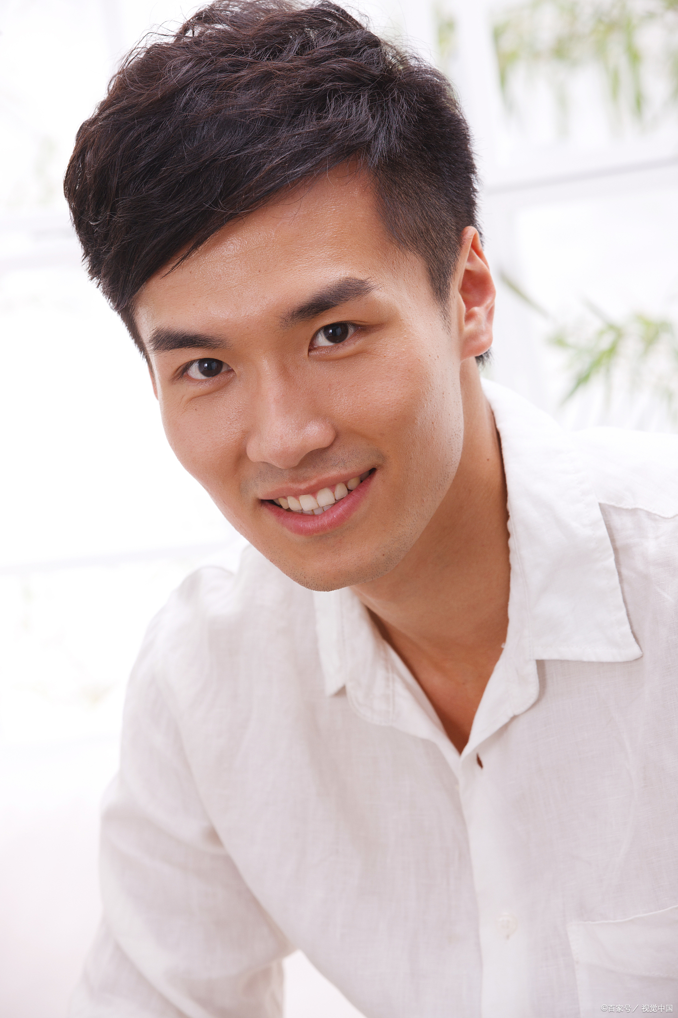 我叫陈诚,已届三十六岁,正值事业上升期,月初刚刚荣获晋升与加薪,月薪