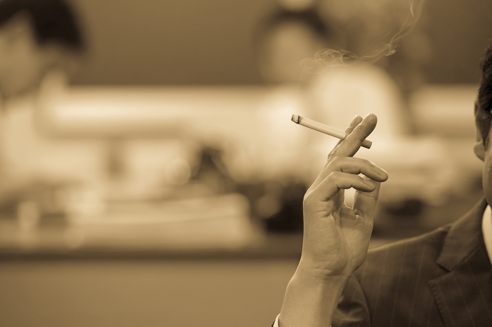 点烟图片点烟图片男生伤感抽烟图片男生伤感背影吸烟横版高清烟图片