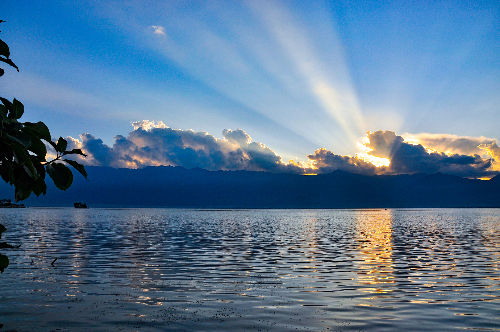 大理洱海,浪漫情侣的梦幻之地  大理洱海,一个让人心驰神往的地方.