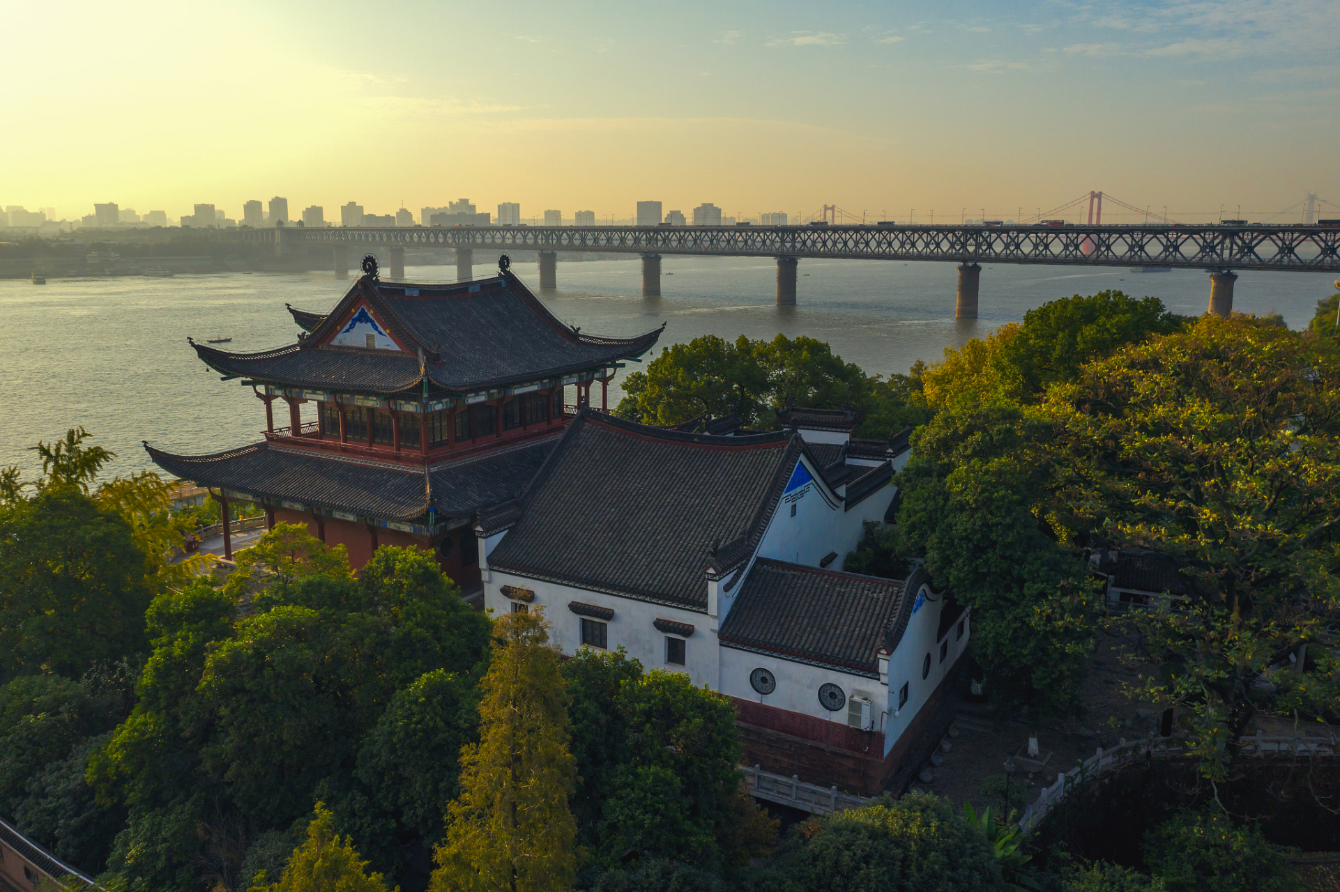 这里有壮丽的山川,古老的建筑和独特的风味,等待着您的发现.