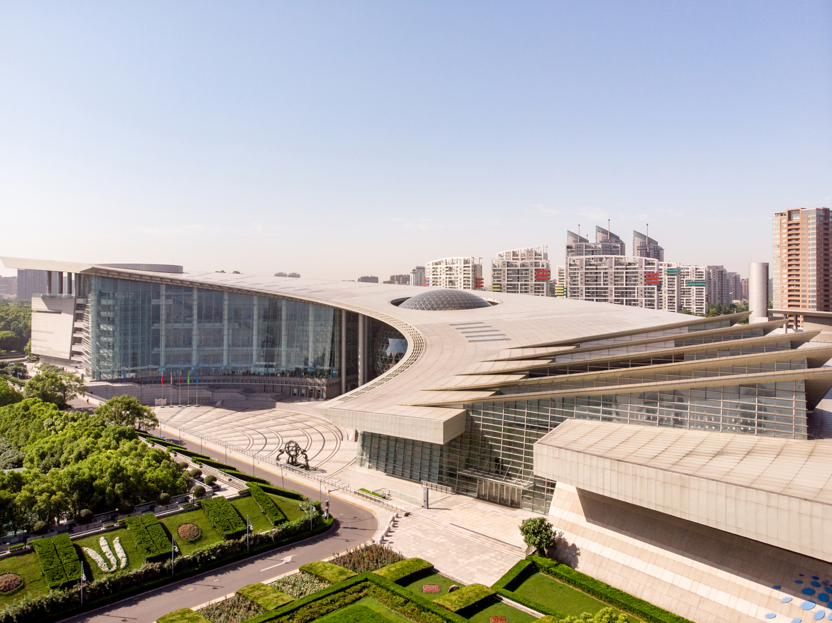 这座会展中心位于郑州市中心地带,是中原地区最具国际化的展览和会议