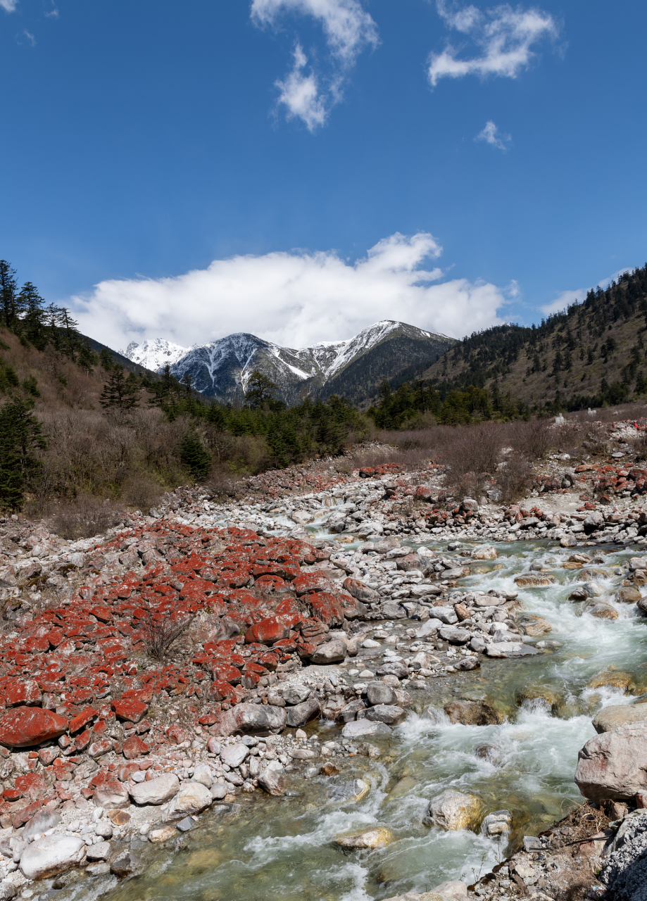 自然景观:红石滩 位于四川省甘孜藏族自治州泸定县海螺沟景区境内有