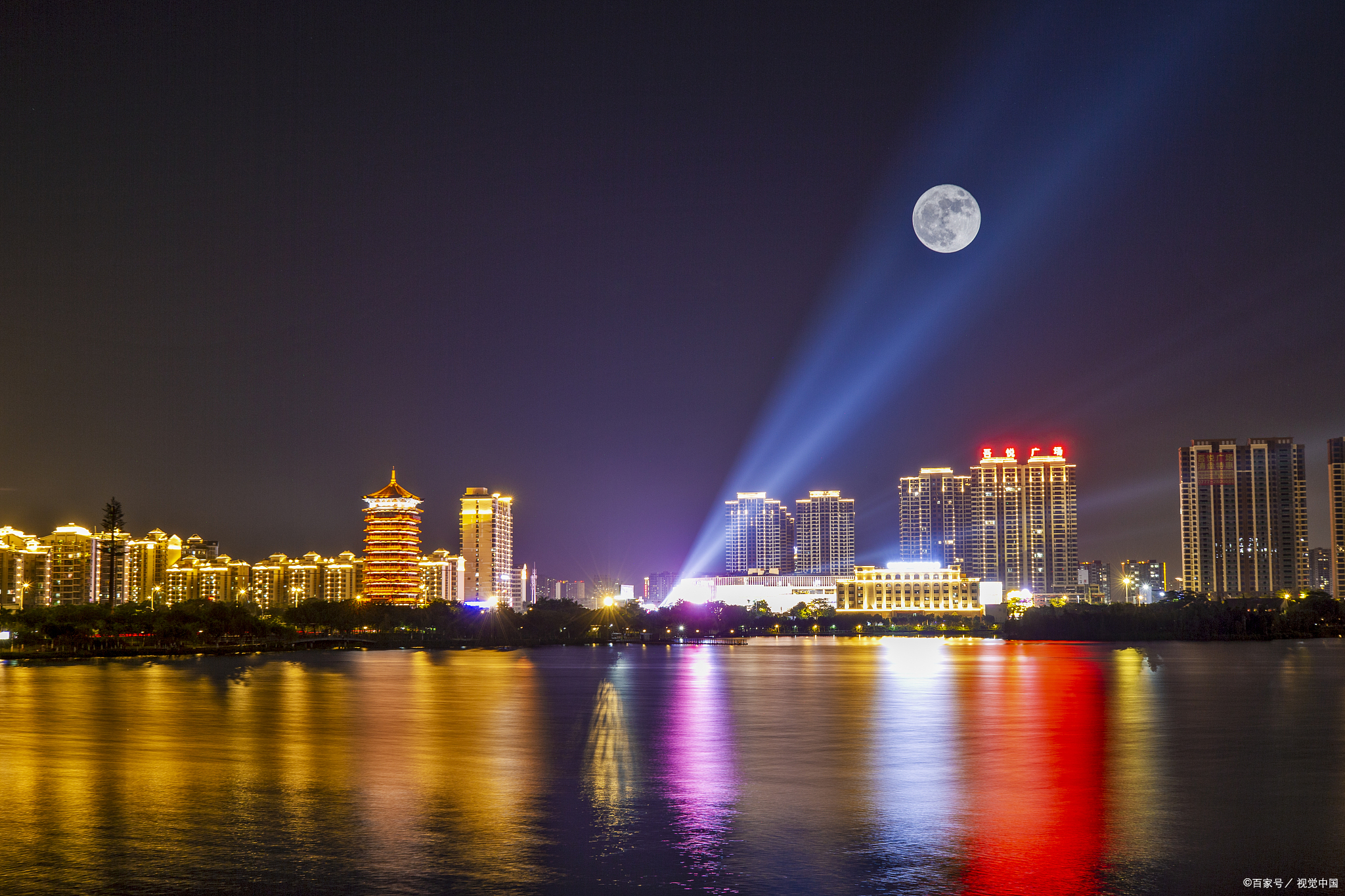 鹰潭信江两岸,夜景灯光倒映水中超浪漫!