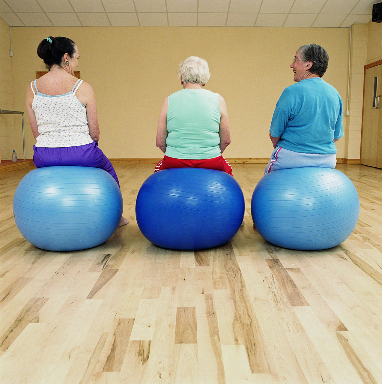 脑梗偏瘫后的坐位平衡训练. #脑梗偏瘫正确康复训练#  脑血栓患者由于