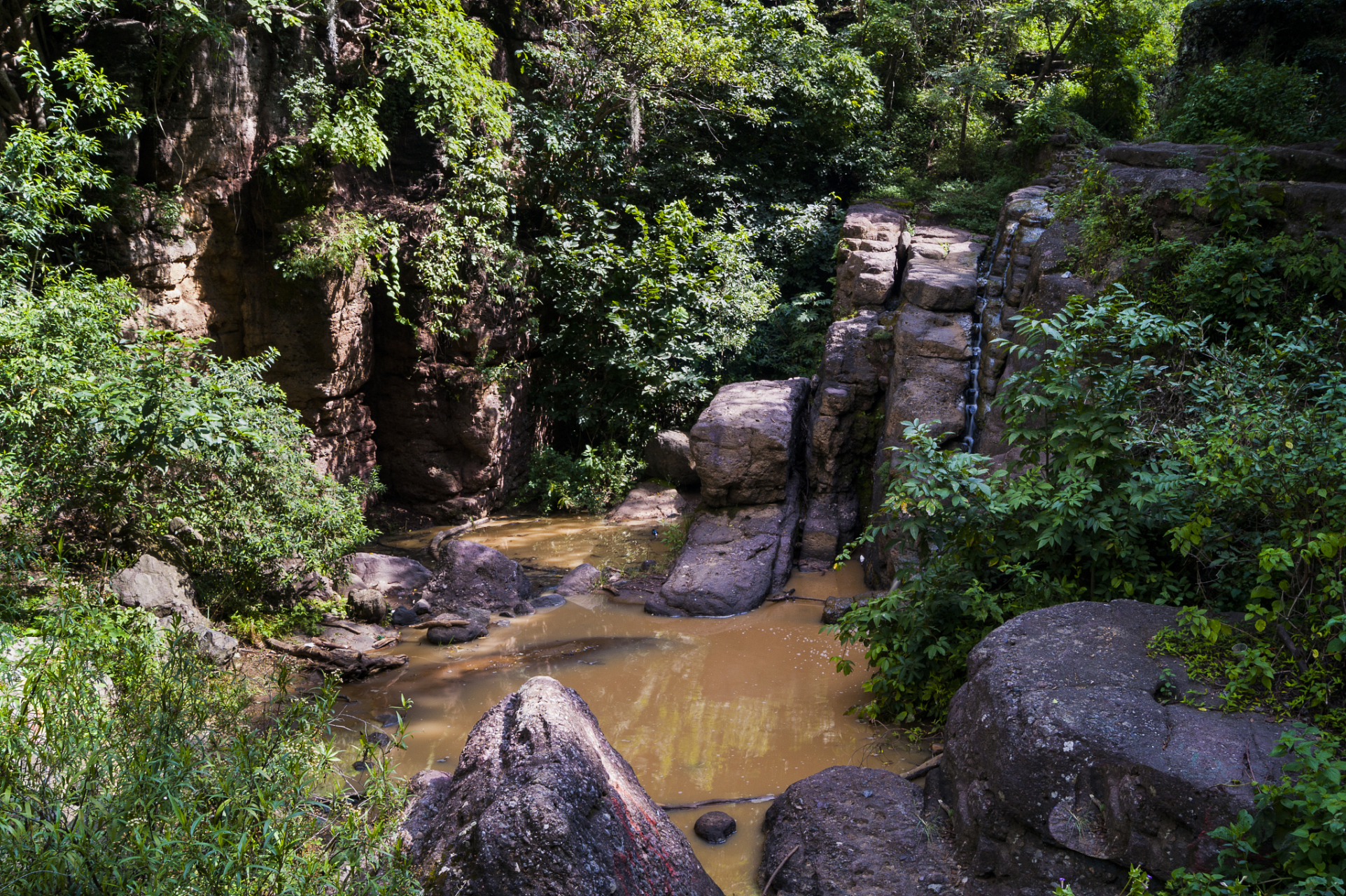 安宁青龙峡风景区位于云南省昆明市安宁市西北郊的青龙镇,是一个集