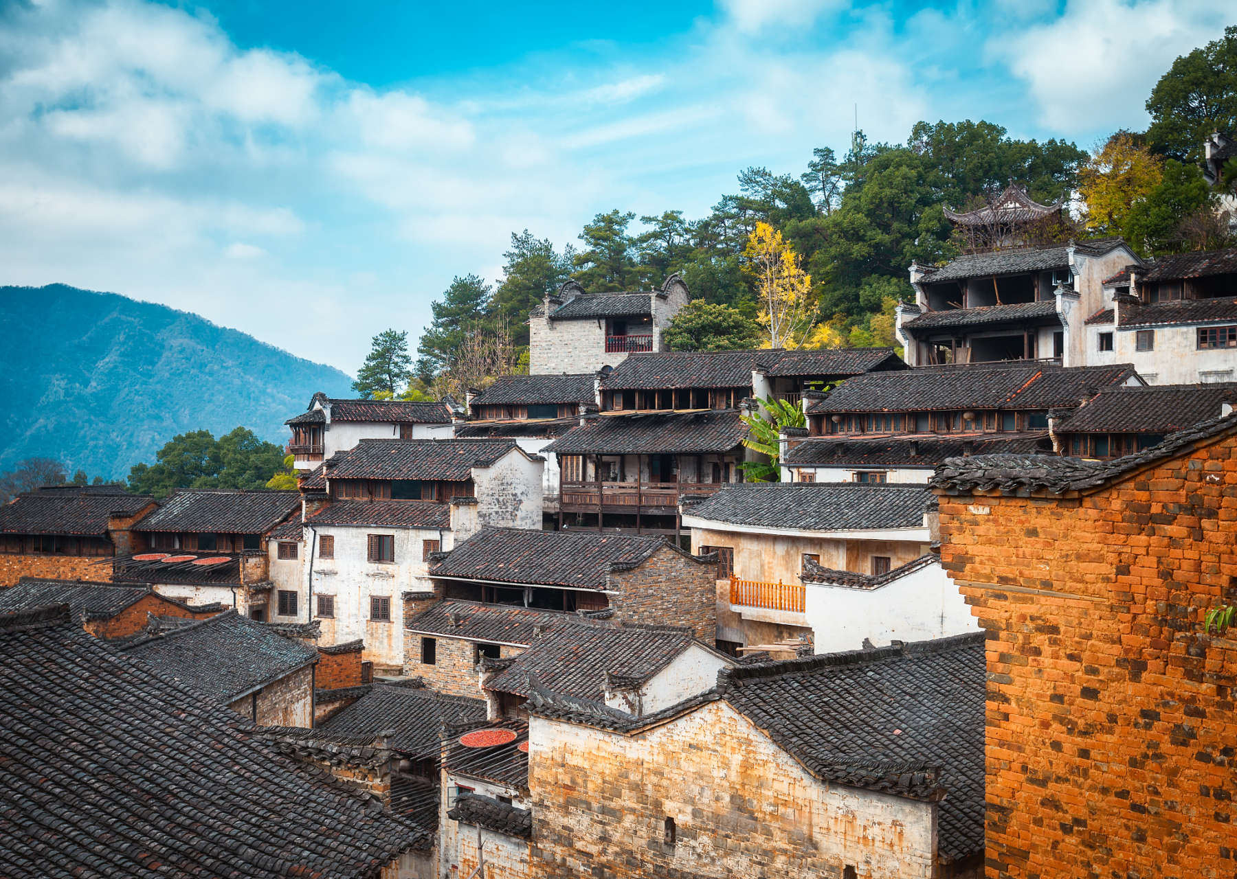 瑶里古镇,位于江西省景德镇市浮梁县东部,素有"瓷之源,茶之乡,林之海"