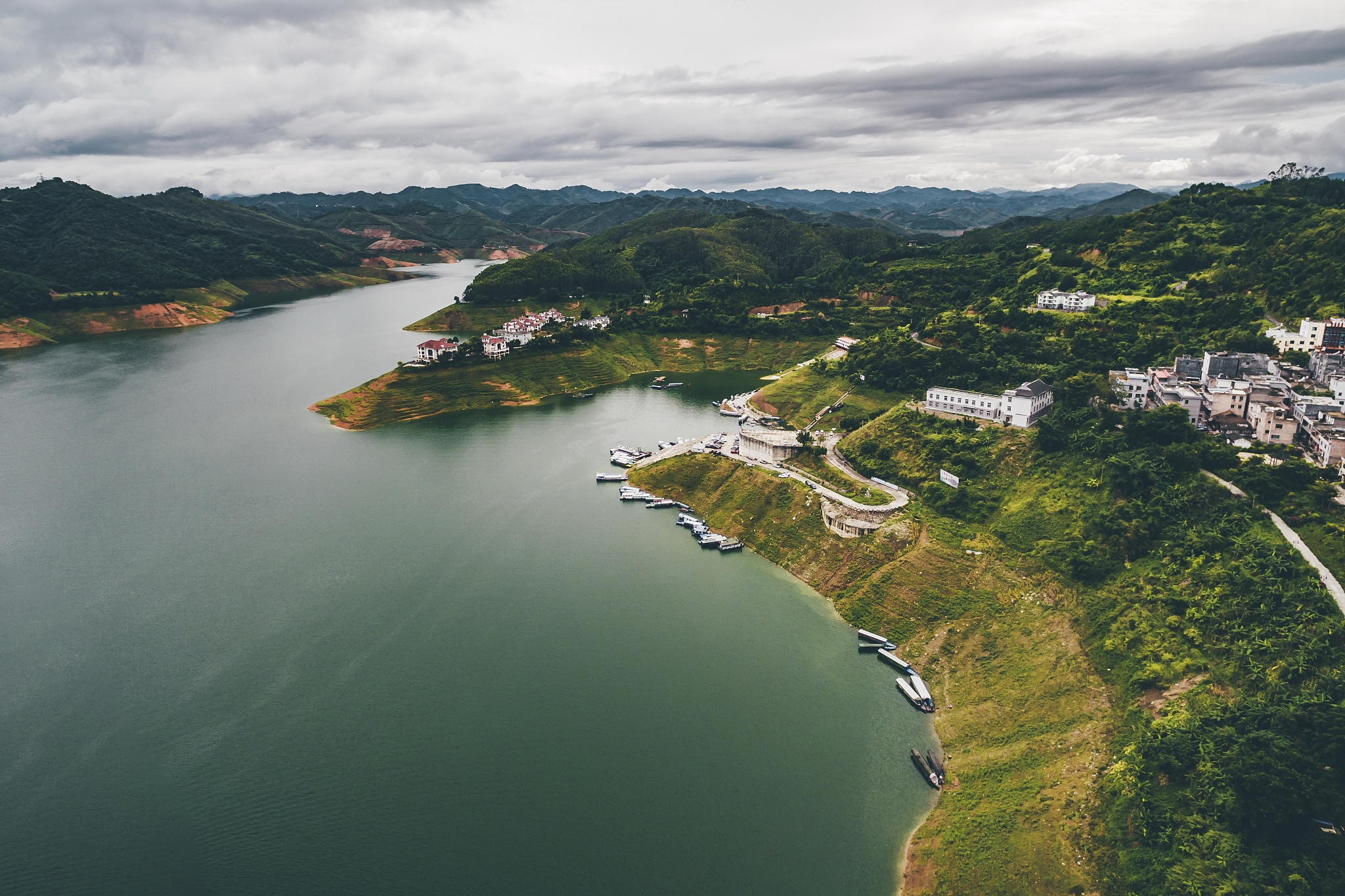 徒步旅行需做好出发前准备,途中保持水分和能量,遵循安全注意事项