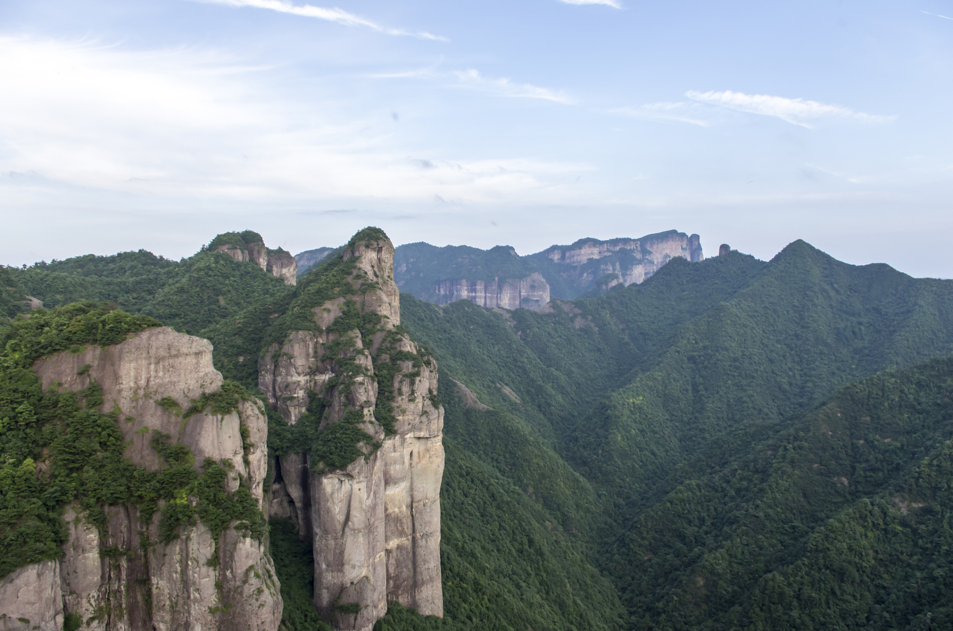 莽山五指峰景区位于湖南省郴州市宜章县,拥有奇特山峰和丰富自然景观.
