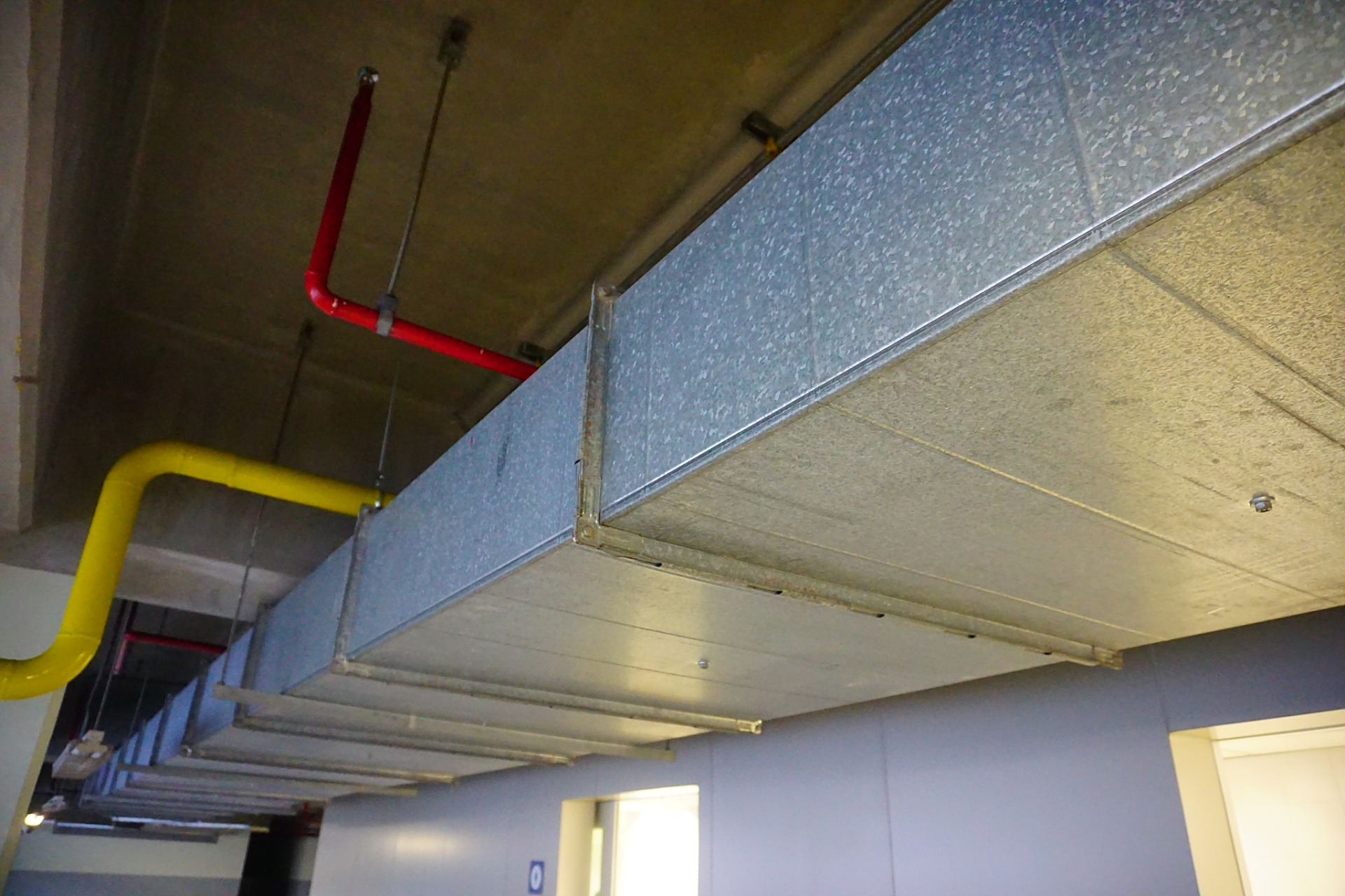 玻璃钢风管是一种由玻璃纤维增强材料和环氧树脂基体制成的通风管道