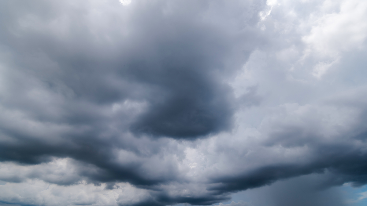 首先大气中必须含有足够的水蒸气这是形成云和雨的基本要素