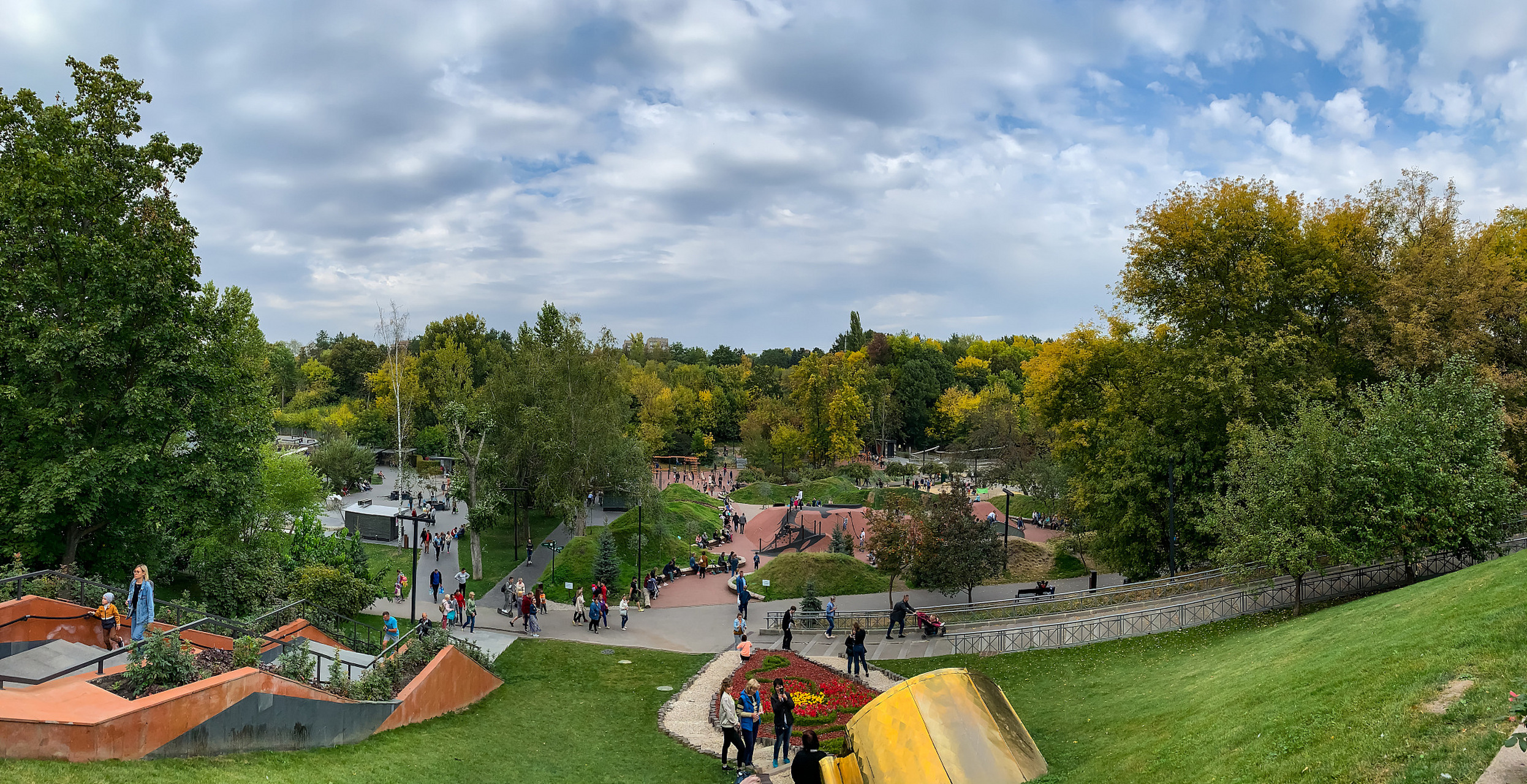 布达佩斯城市公园建于1817年,是英雄广场后面的森林公园,面积约1平方