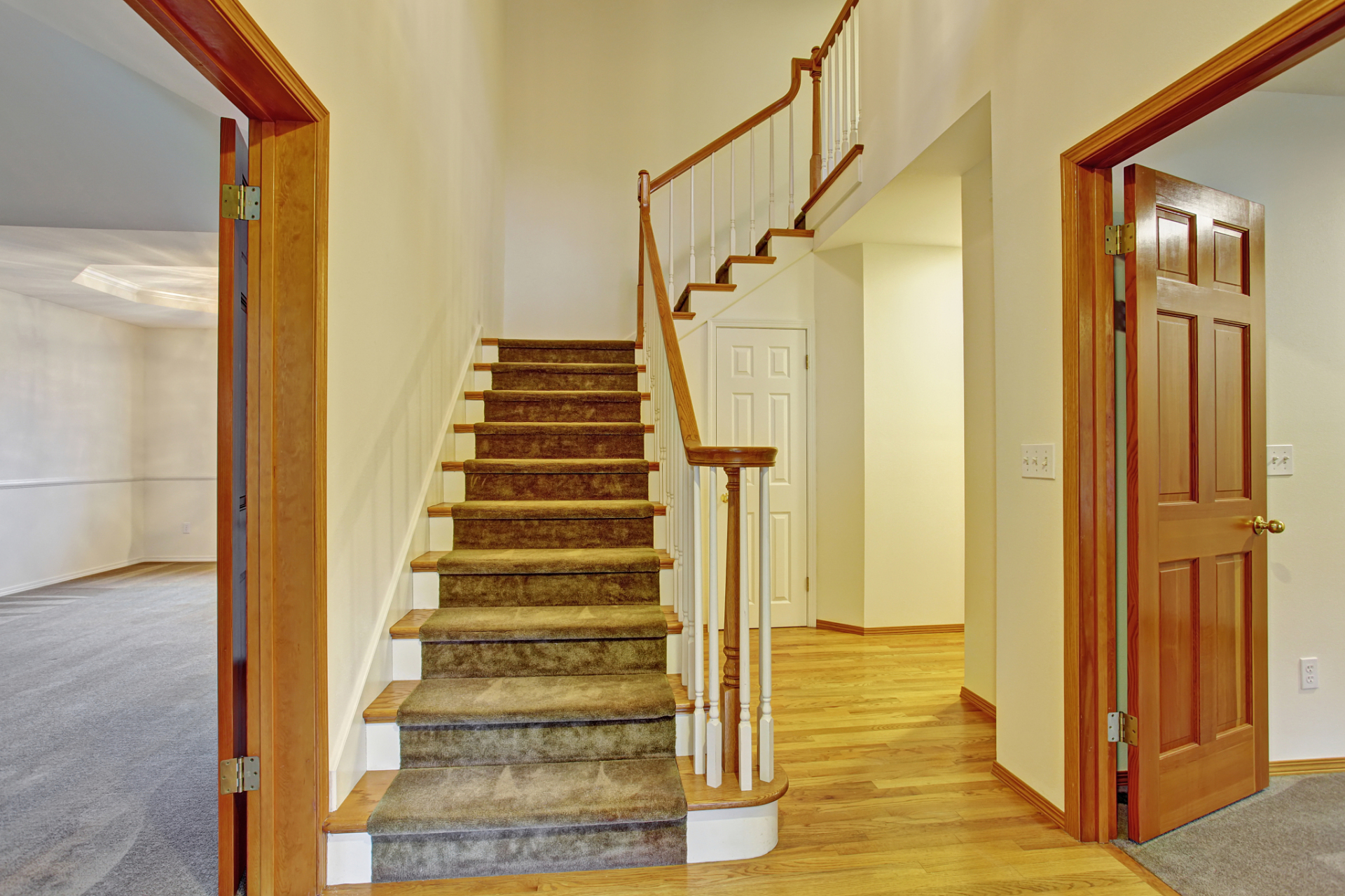 自建房楼梯的设计是一个非常重要的环节,因为它不仅关系到房屋的美观