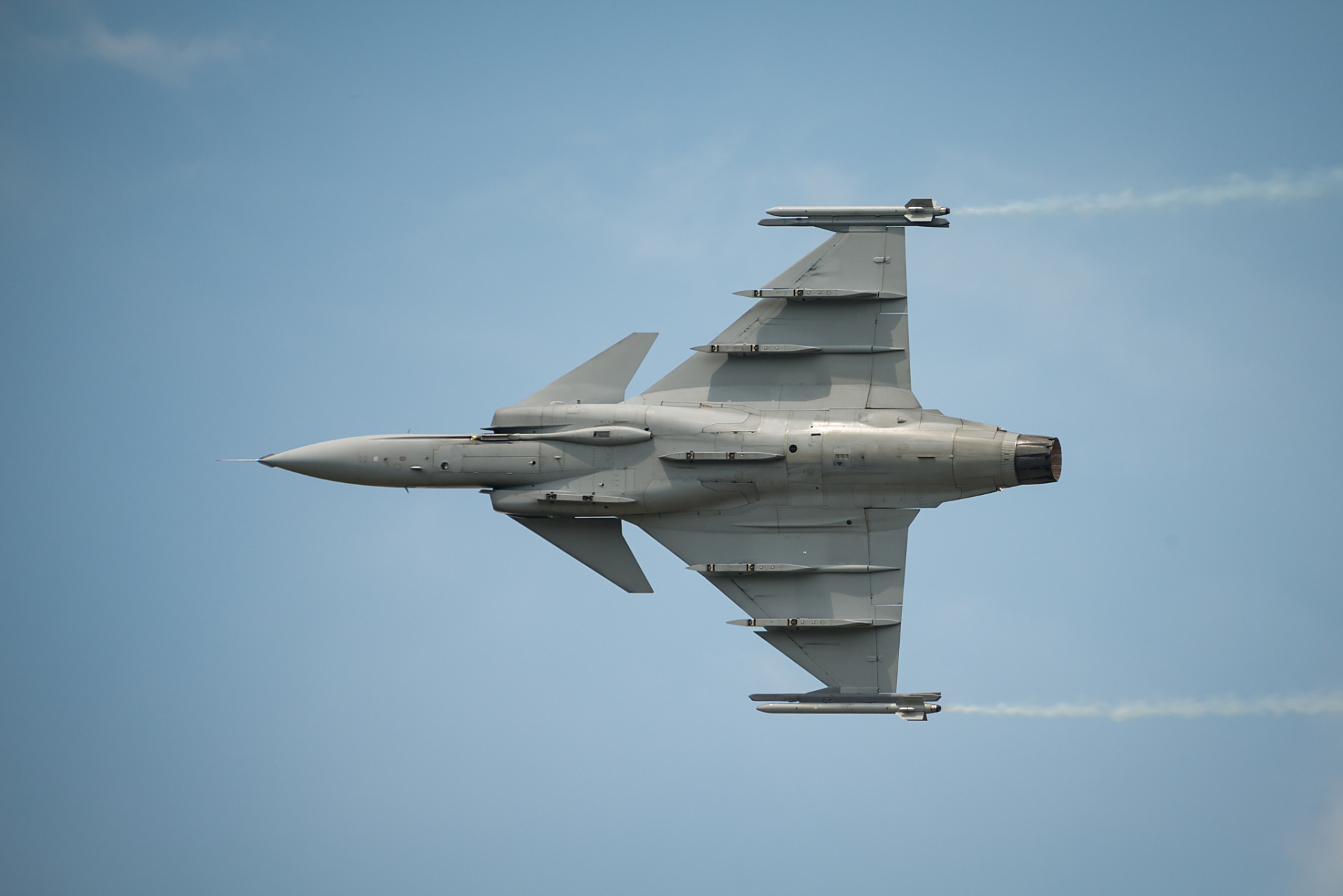 目前世界主流非隐身第三代轻型战斗机排名:  第一名:f16"战隼"战斗机