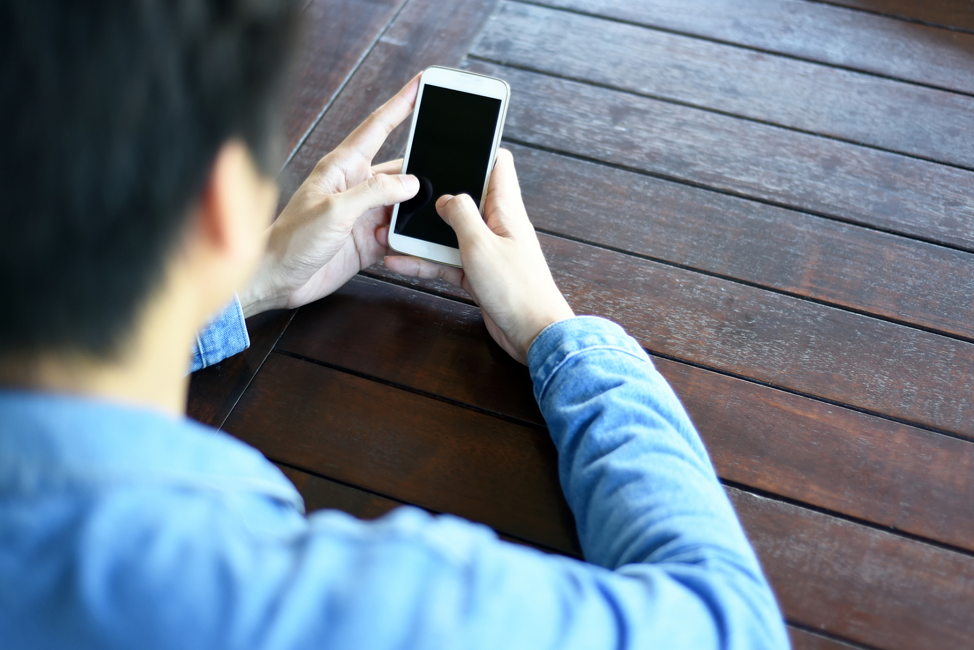 长时间盯着手机屏幕容易导致眼睛疲劳,减少眨眼次数,使泪液蒸发加快