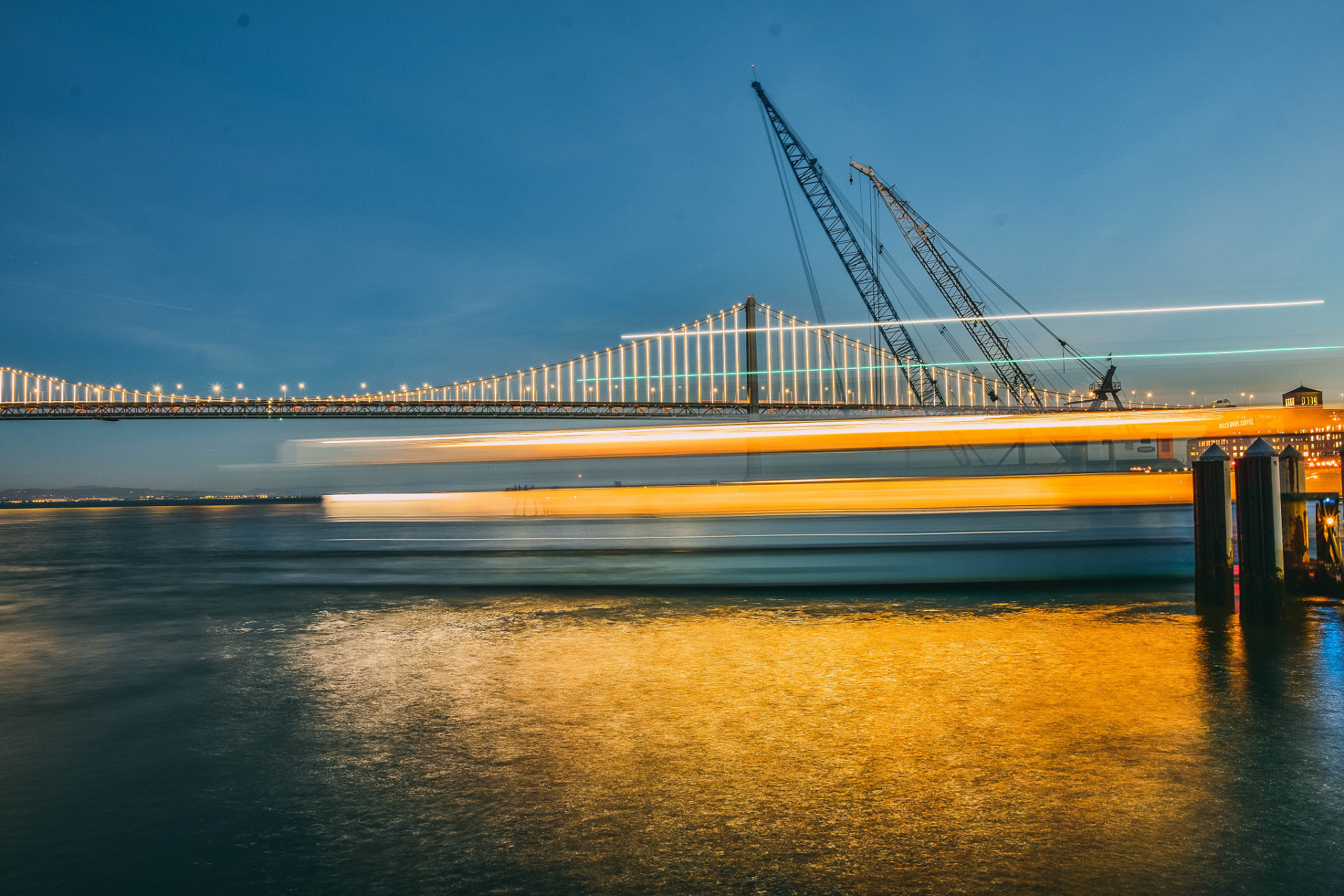 演武大桥,一座跨越厦门南海的壮观建筑,连接着厦门的两个重要街区.