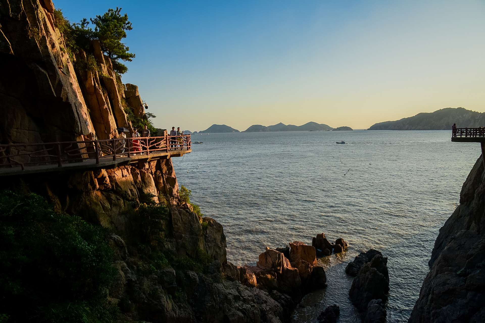 浙江普陀山是国家重点风景名胜区,位于钱塘江口,舟山群岛东南部海域