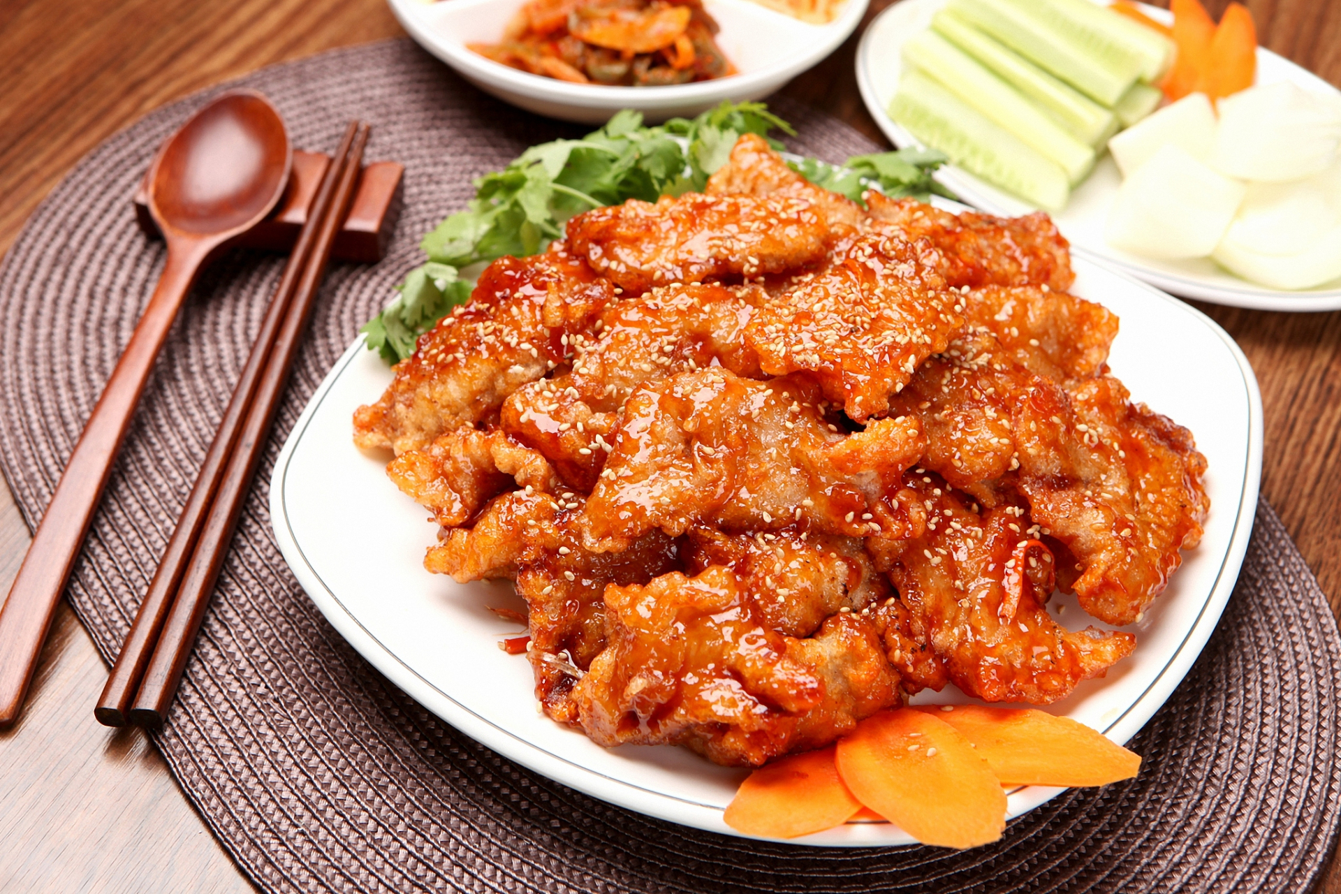 锅包肉是东北地区的传统名菜,以猪肉为主料,佐以香料和酱油等调味料