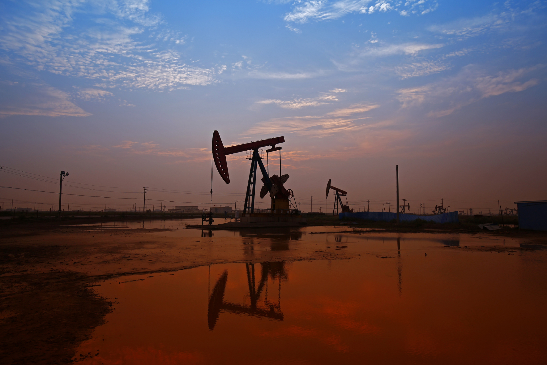 大港油田页岩油首个效益开发先导试验平台──沧东凹陷5号平台投入