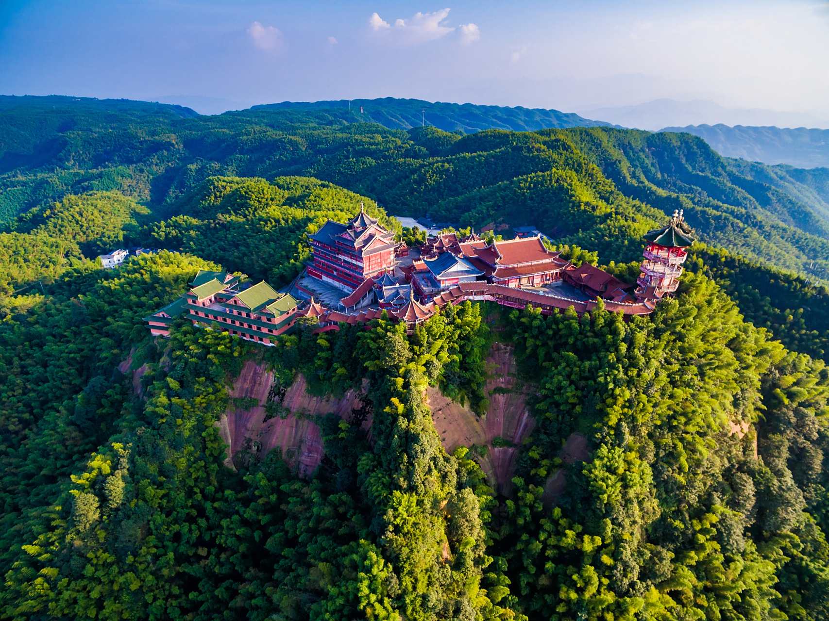 宝华山国家森林公园位于句容市以北,处于312国道南侧,沪宁高速公路以