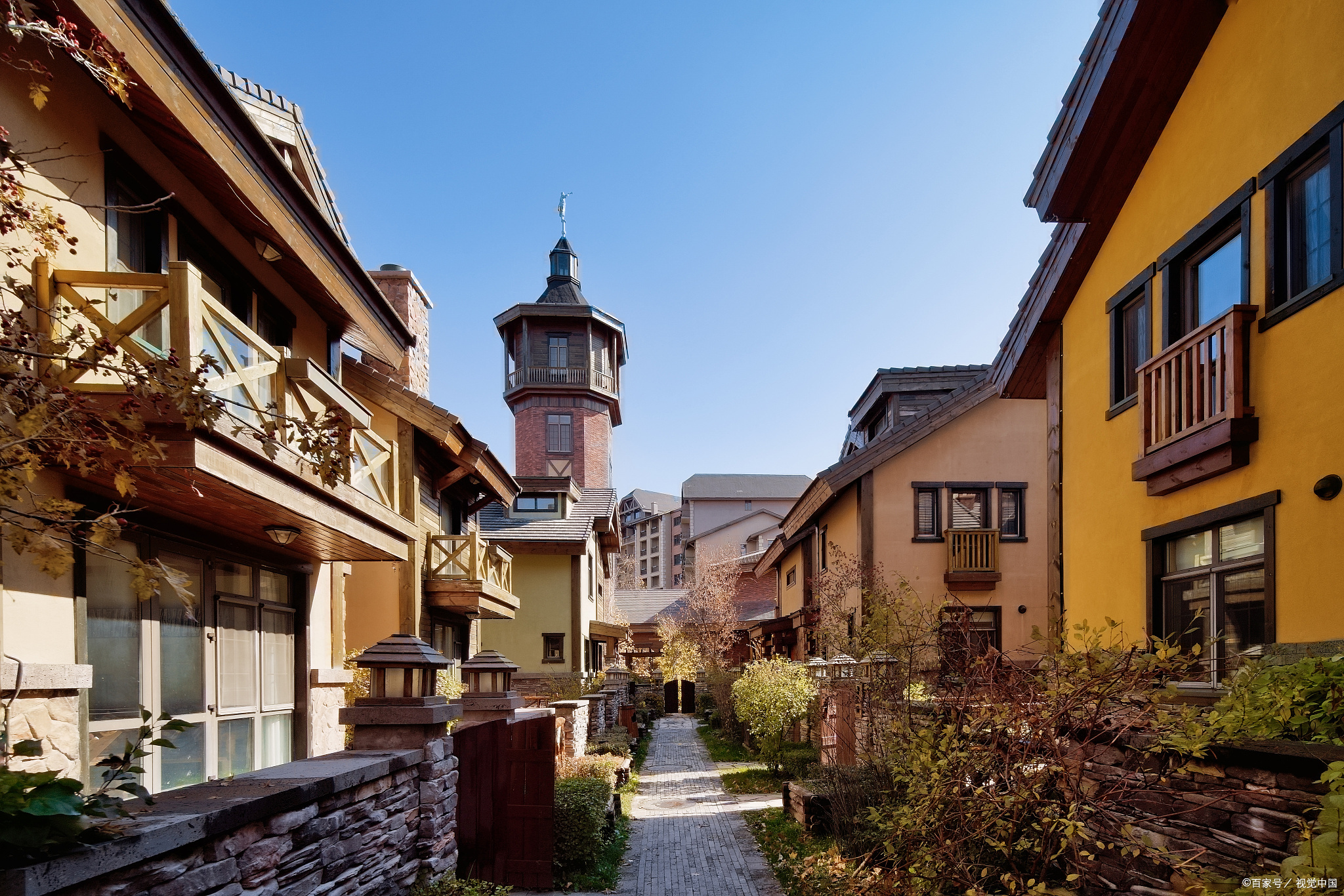 白鹿中法风情小镇旅游景区位于四川省彭州市西北部的白鹿镇,是一个