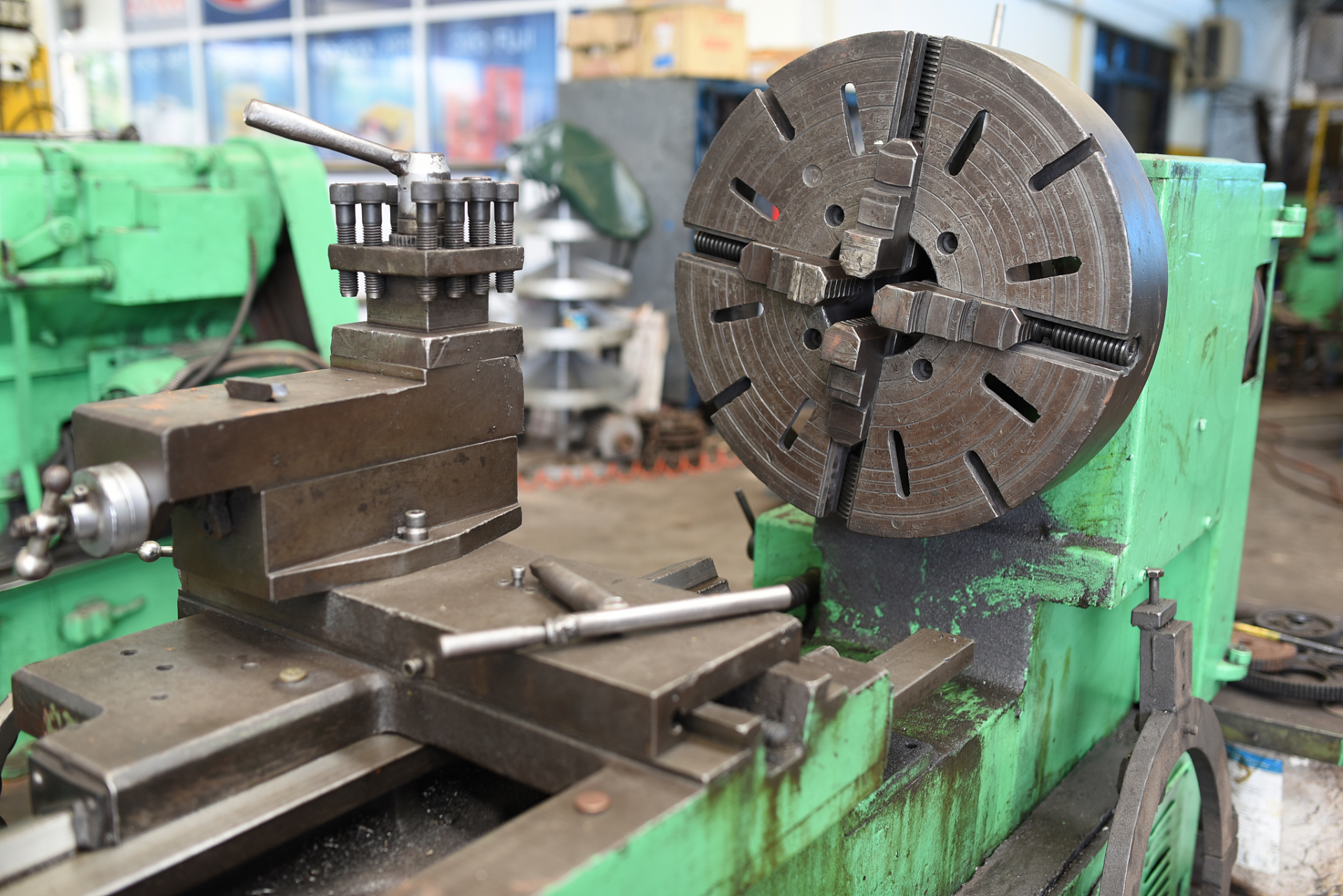 机床回收是指对废旧或闲置的机床进行再利用或处理的过程.