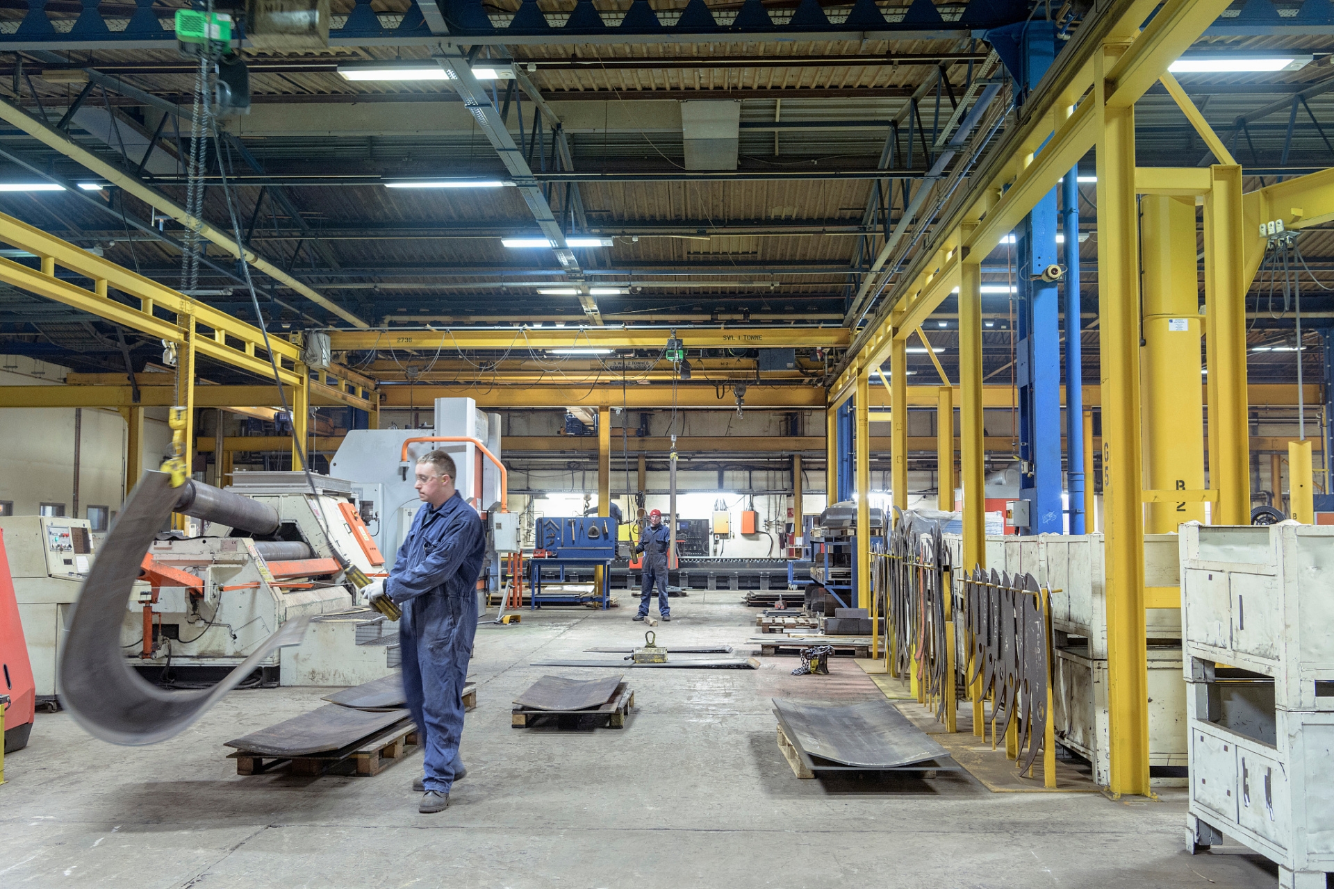 我第一次见到他时,他正在机修车间里修理一台机器.