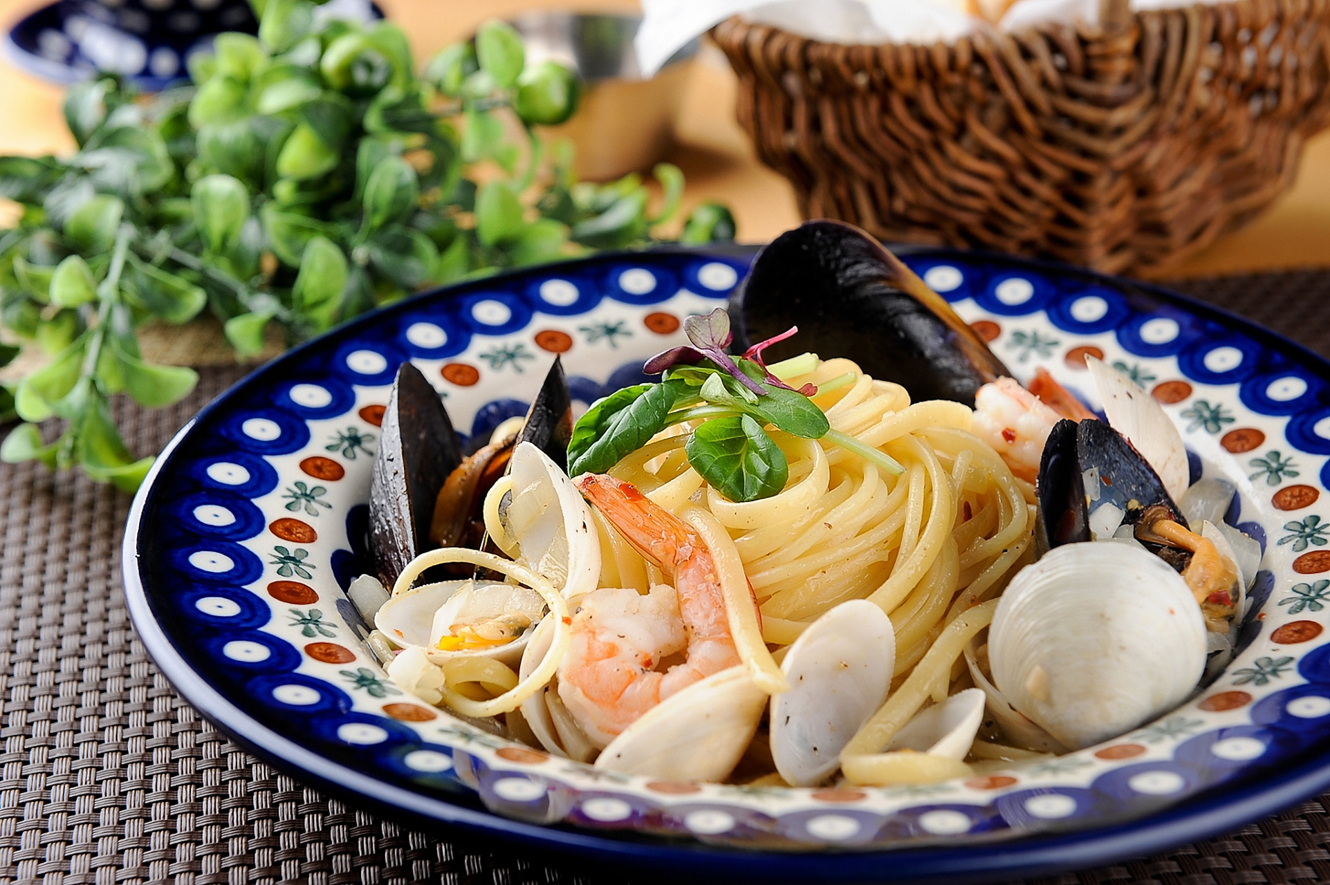 美食菜谱 海鲜乌冬面 海鲜乌冬面的做法: 主料:乌冬面2袋鲜虾250克