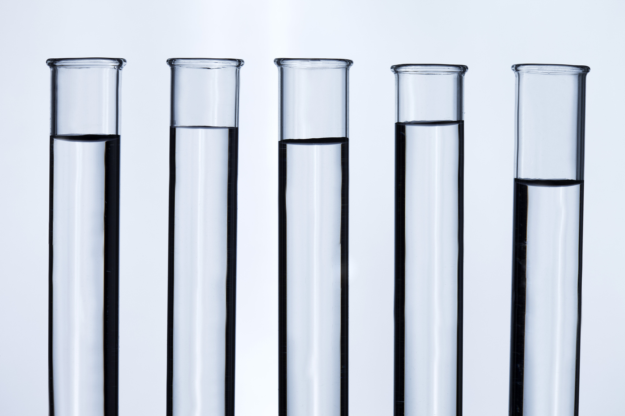 试管分为普通试管和离心试管,前者用于常规实验,后者可配合离心机分离