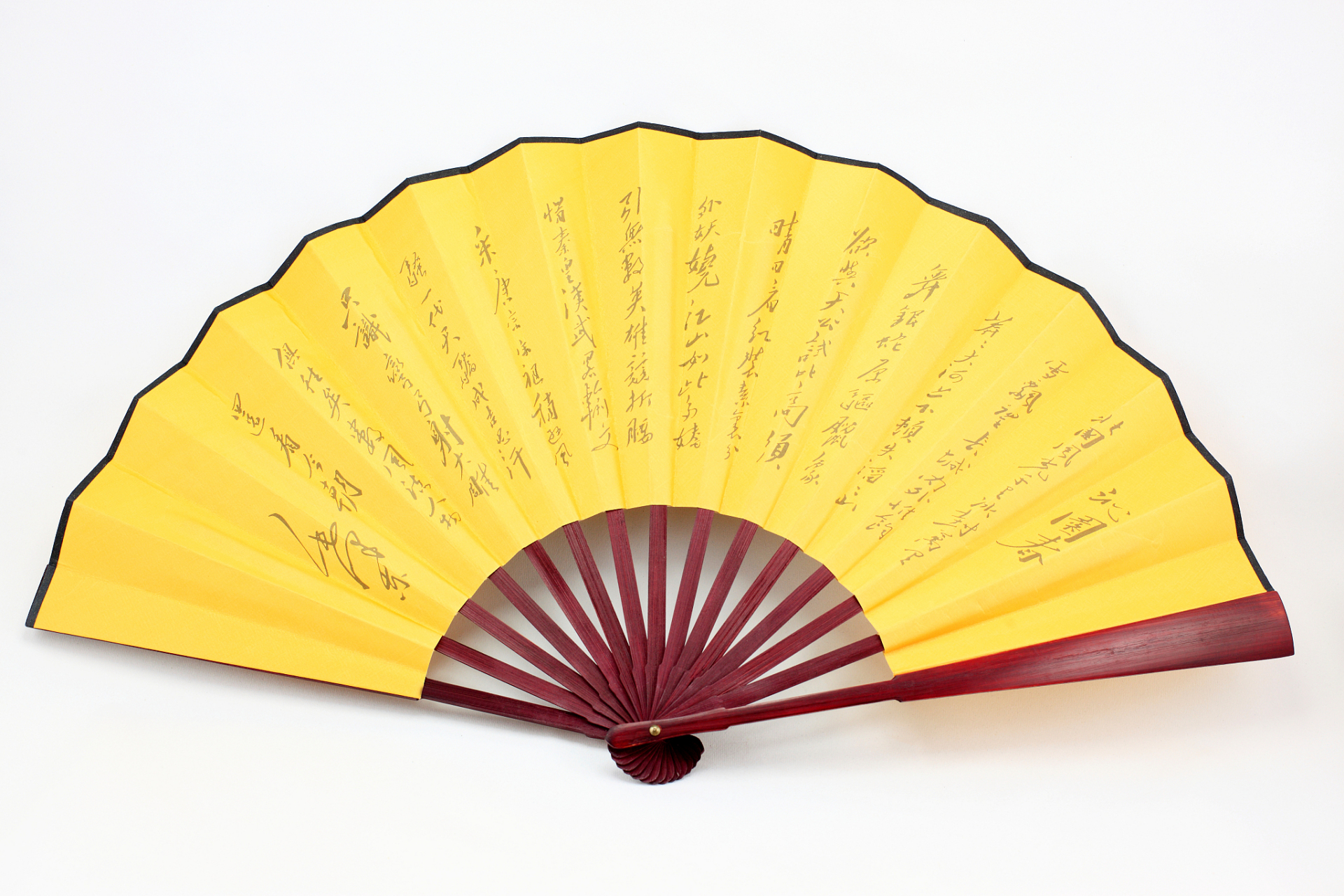 金陵折扇起源于南京,历史悠久,制作技艺精湛,融合了绘画,书法等多种