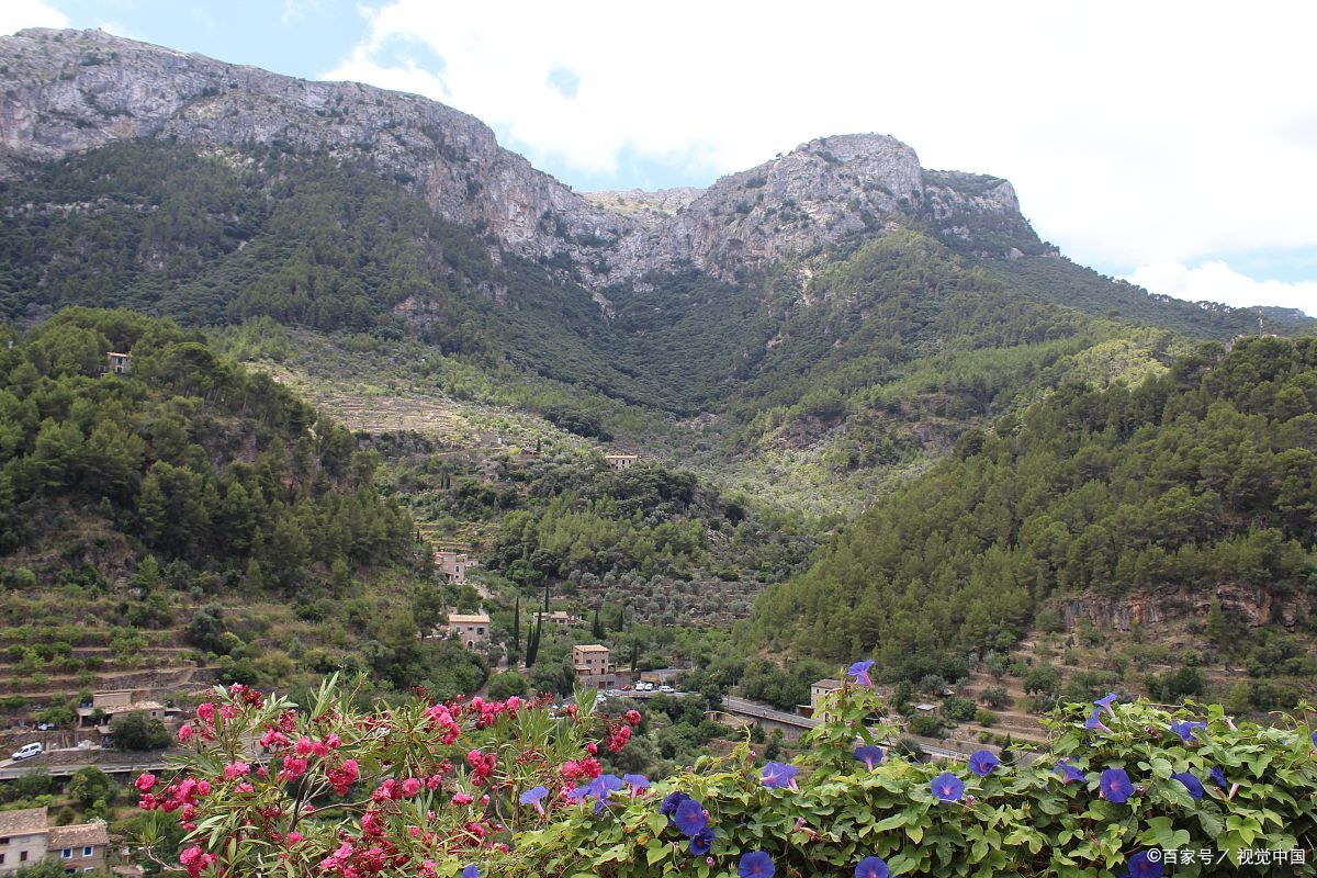 武定狮子山,位于云南省楚雄彝族自治州武定县城西郊约3公里处(盘山