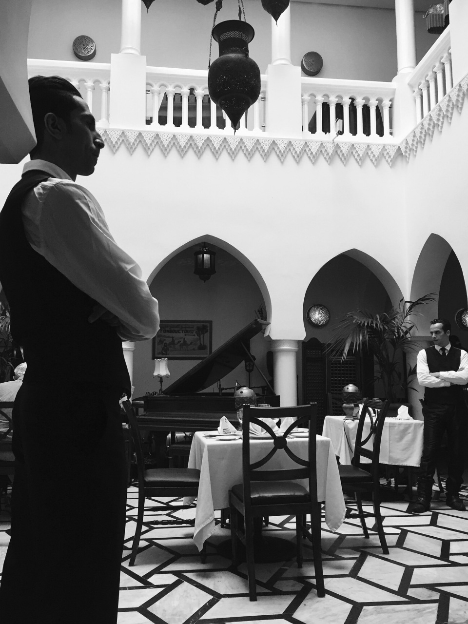 《卡萨布兰卡》是一部1942年上映的浪漫剧情片,由迈克尔·柯蒂斯执导.