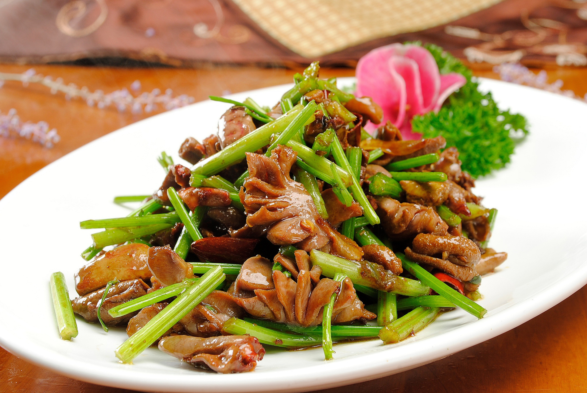 爆炒腰花是一道以猪腰子为主料的中式菜肴,通过精细的刀工处理和独特