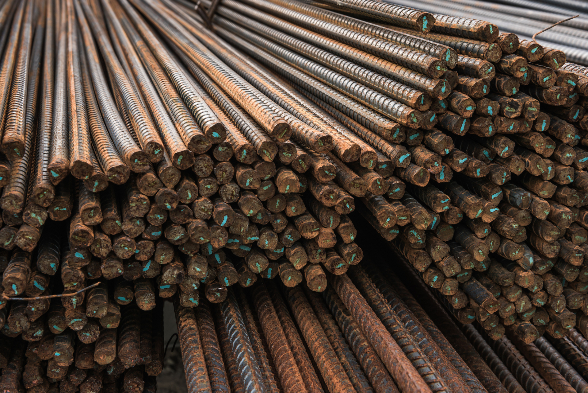 526亿吨,同比增加2.2%.中国8月粗钢产量为8640万吨,同比增加3.2%.