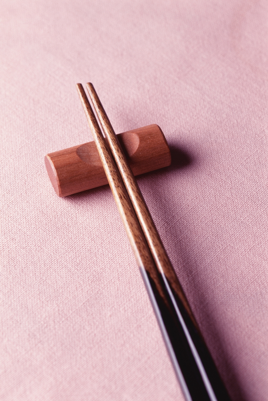 这个老板愚蠢至极[捂脸][捂脸]  温州某餐厅因一根筷子折断赔偿 100