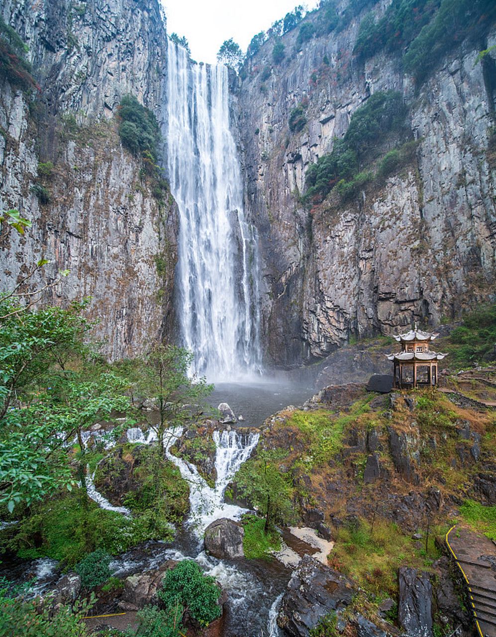 德化是福建旅游胜地,拥有石牛山,九仙山和岱仙瀑布等景点,展现自然
