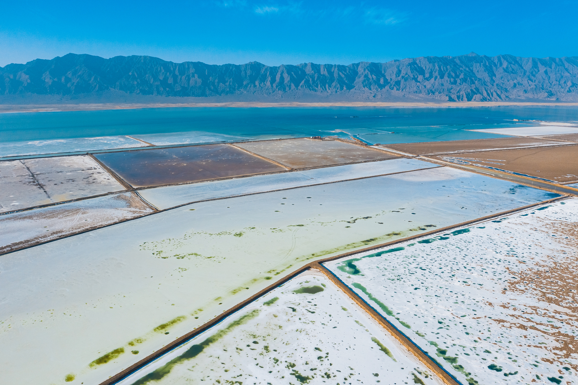 定边盐湖风景区    - 位置:位于陕西省西北部的定边县境内.