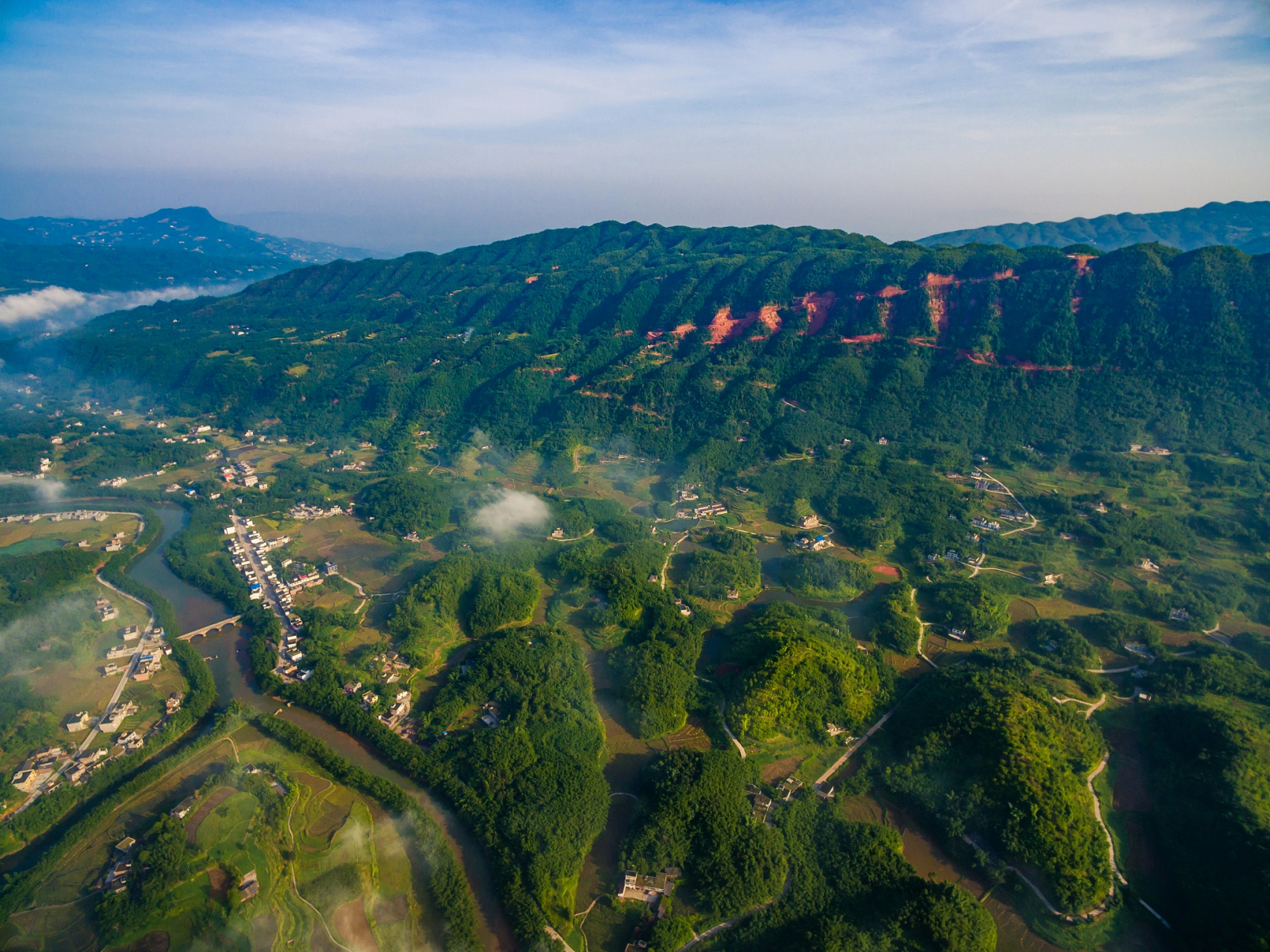 翠甲天下的蜀南竹海,位于四川南部的宜宾市境内,幅员面积120平方公里