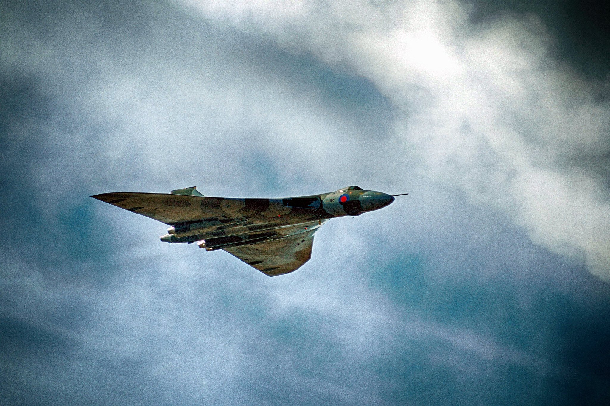 美军突然发动对某国的f15战机猛烈空袭