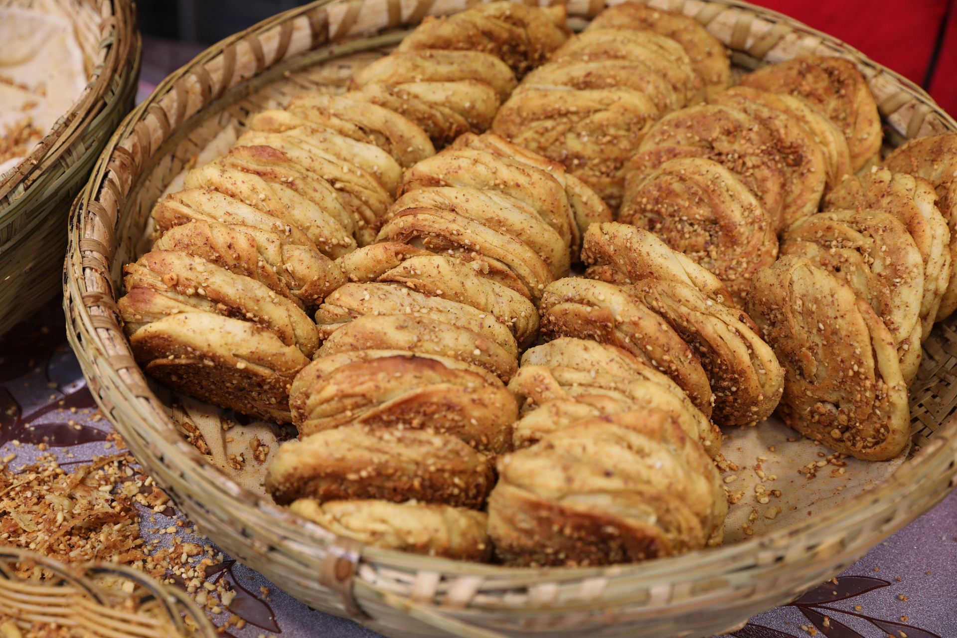 宁强核桃馍是陕西汉中宁强县的传统特色小吃,历史悠久,口感香脆,营养