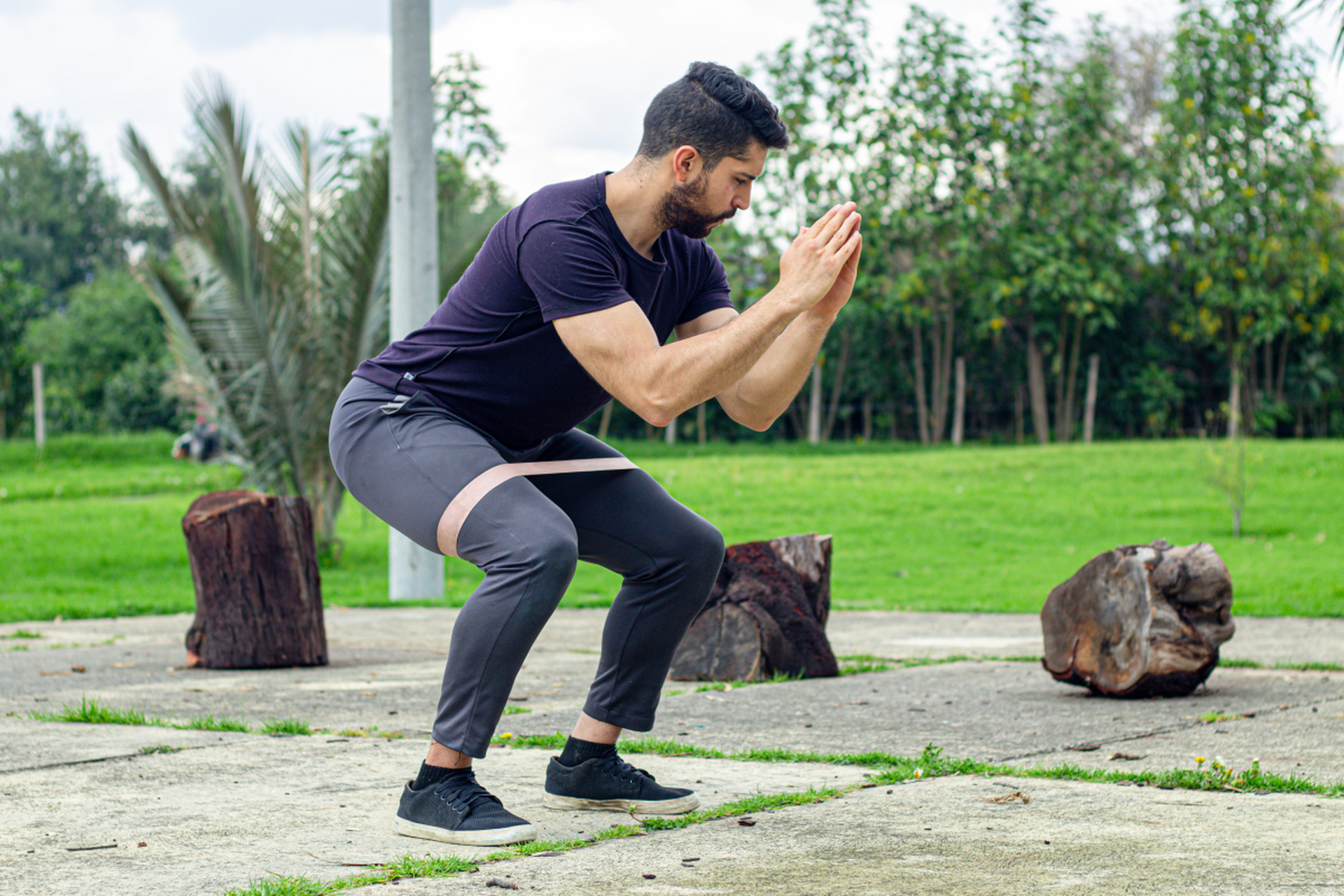 单腿深蹲是一种强化核心力量,提高平衡性和稳定性的训练方法.