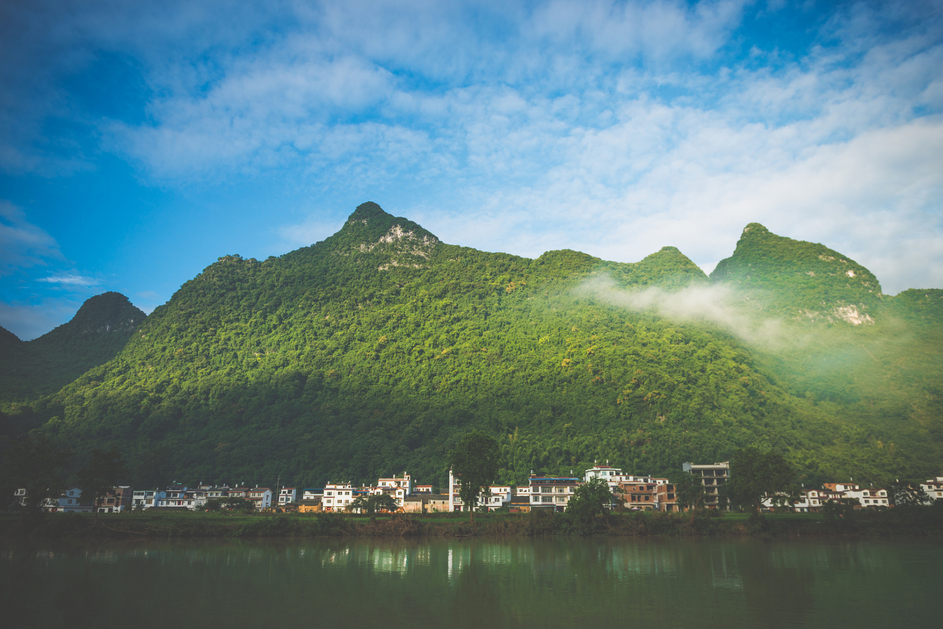 翠绿山脉,碧波湖泊,广袤森林,勾勒出自然宝库.
